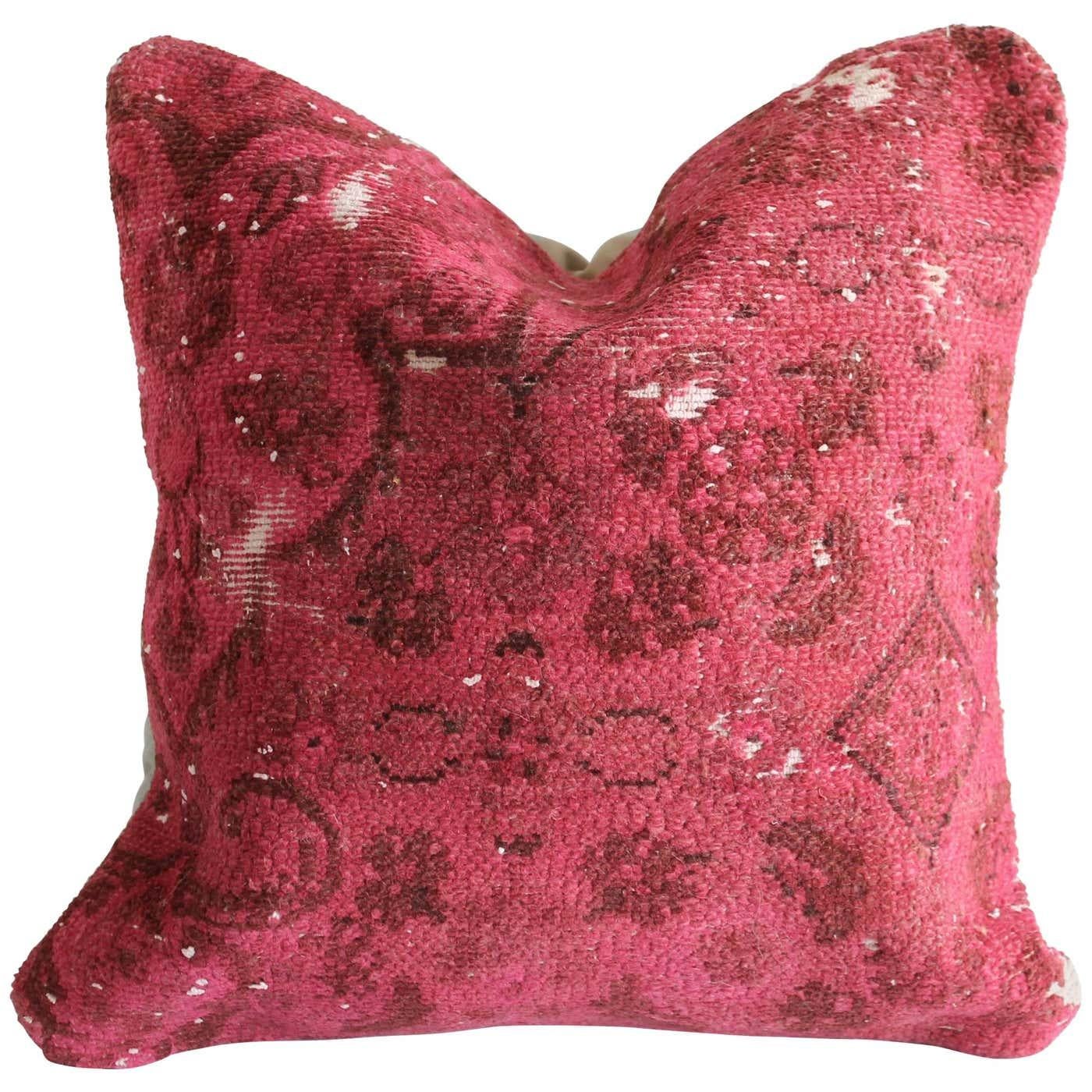 Vintage Türkischer Teppich Kissen
Ein leuchtendes dunkelrosa und rotes Kopfkissen mit Baumwollrücken.
Verschluss mit Reißverschluss.
Größe: 20 x 20.