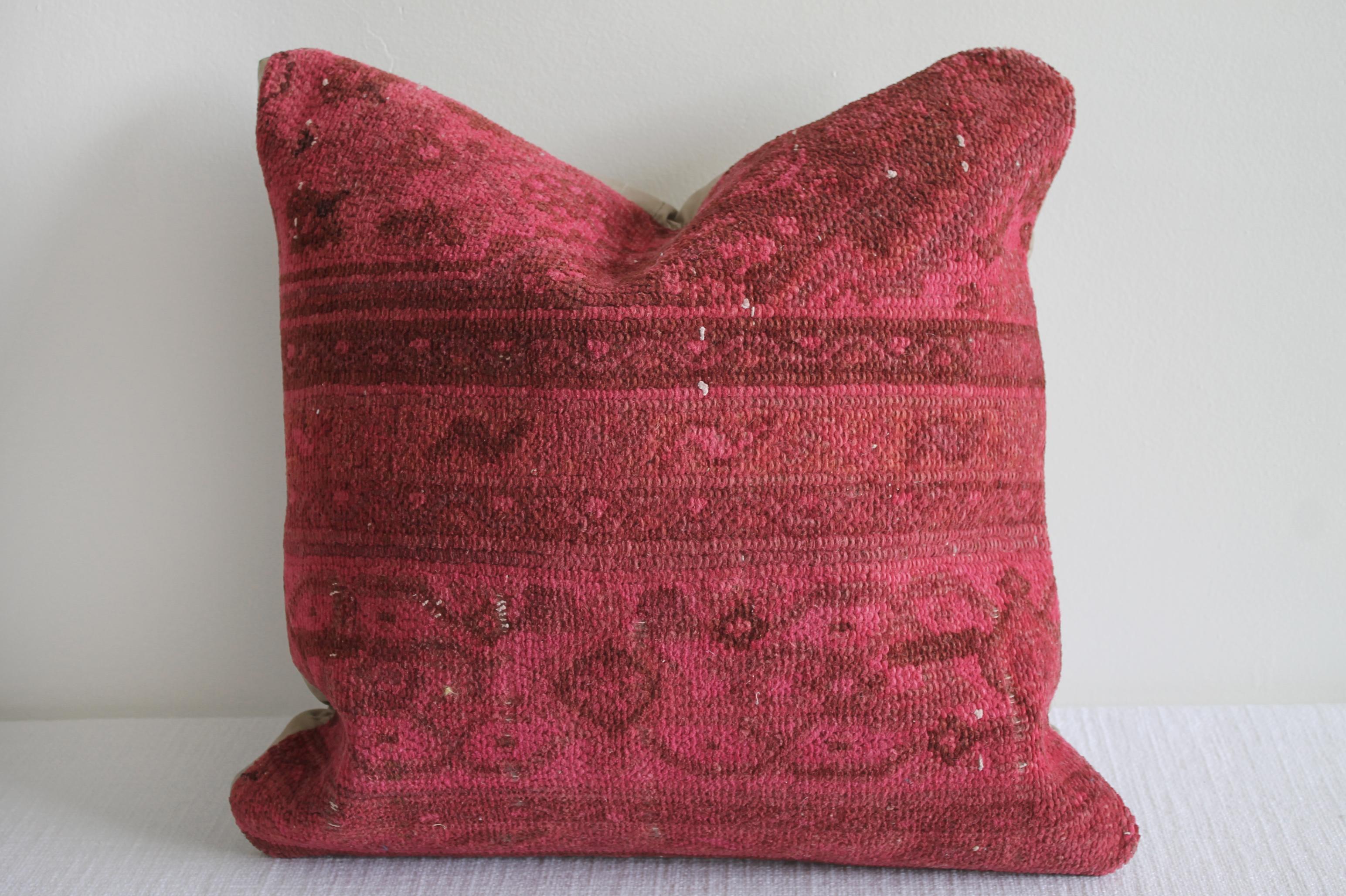 Vintage Turkish rug pillow
A bright deep pink and red pillow face with cotton backing.
Zipper closure.
No insert included.
Size: 20 x 20.