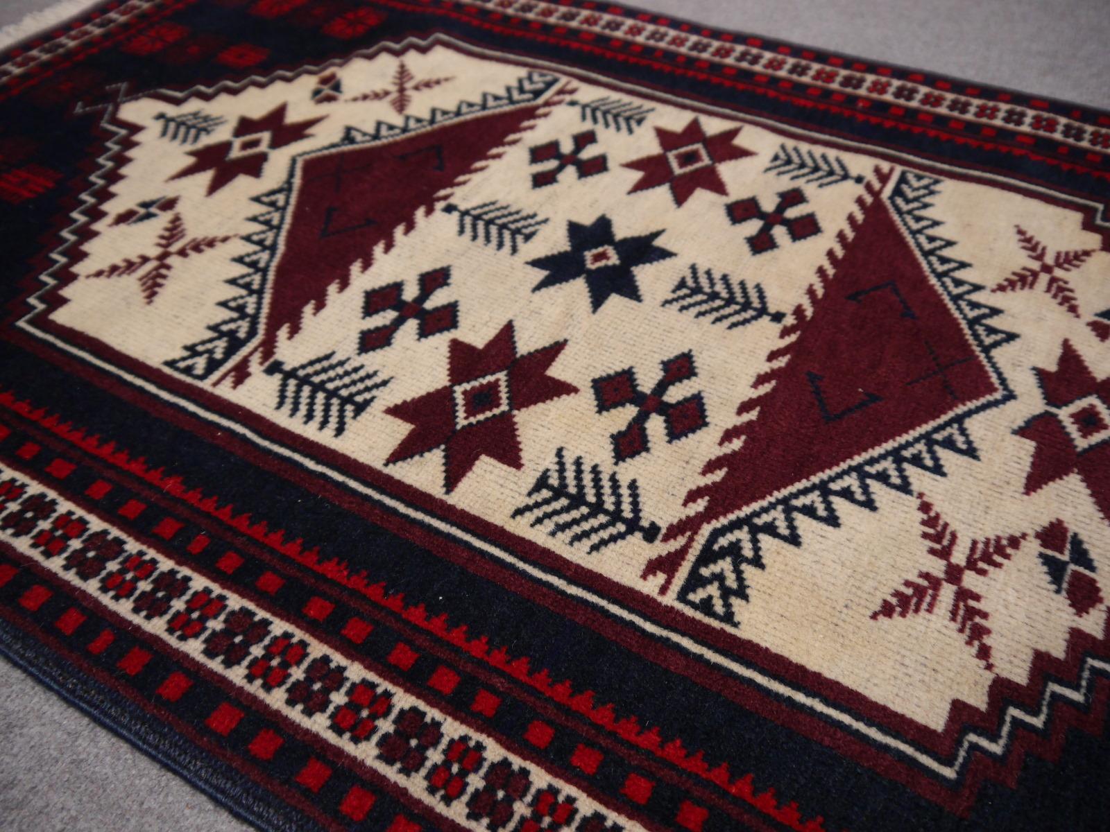 Vintage Turkish Rug Slightly Worn Distressed Industrial Look Hand-Knotted In Good Condition For Sale In Lohr, Bavaria, DE
