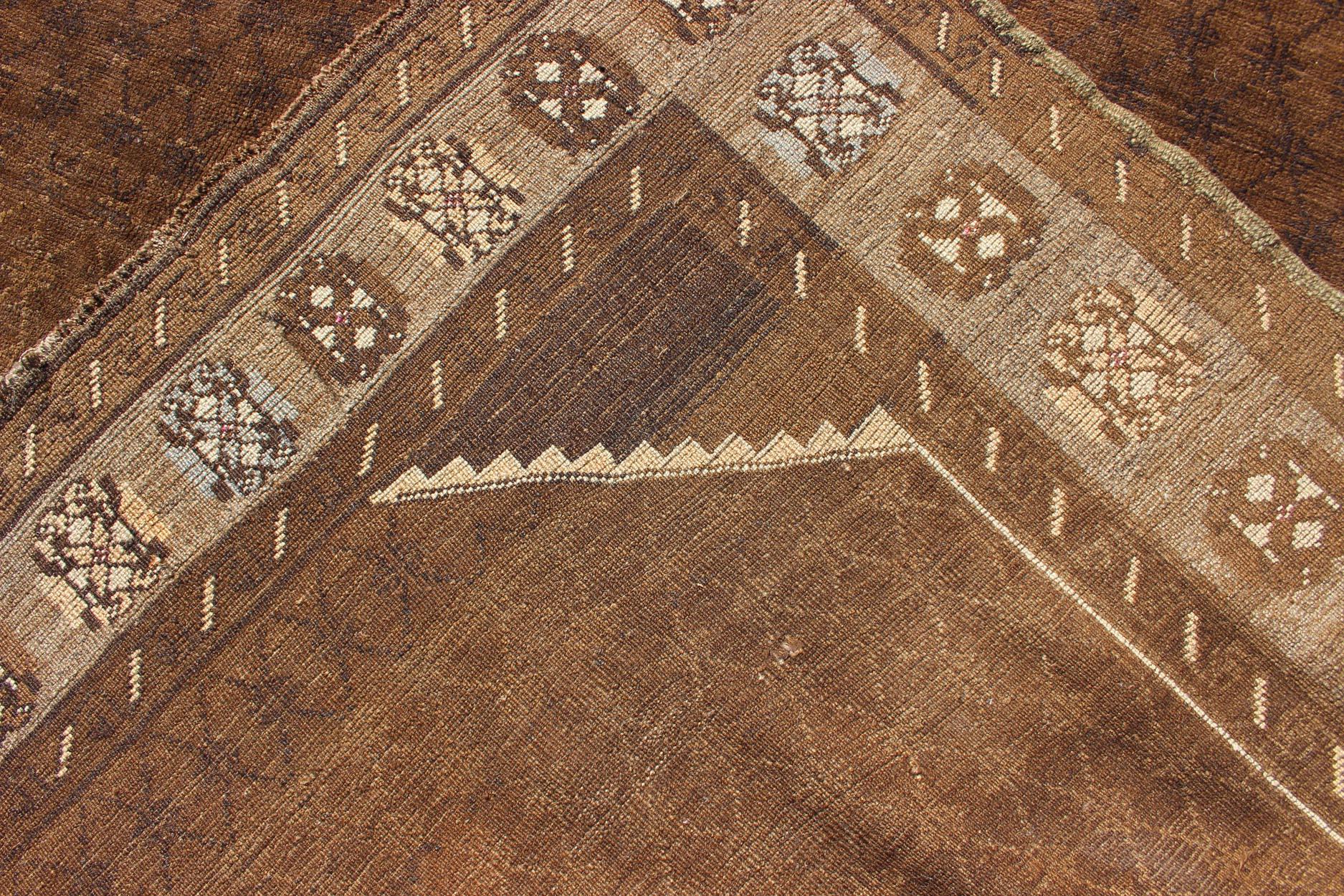 Tappeto turco vintage con un design moderno nei toni del marrone in vendita 2