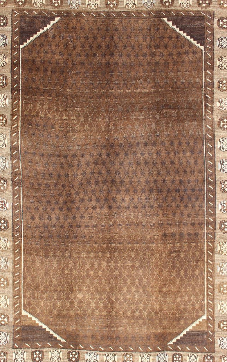 Oushak Tappeto turco vintage con un design moderno nei toni del marrone in vendita