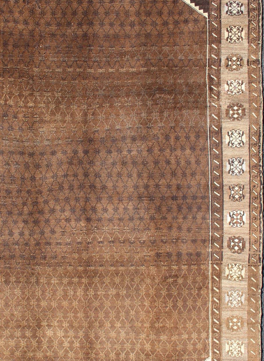 Turco Tappeto turco vintage con un design moderno nei toni del marrone in vendita