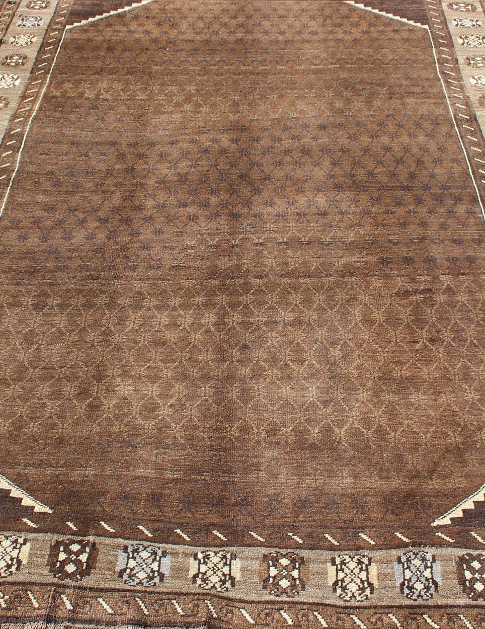 Tappeto turco vintage con un design moderno nei toni del marrone in vendita 1