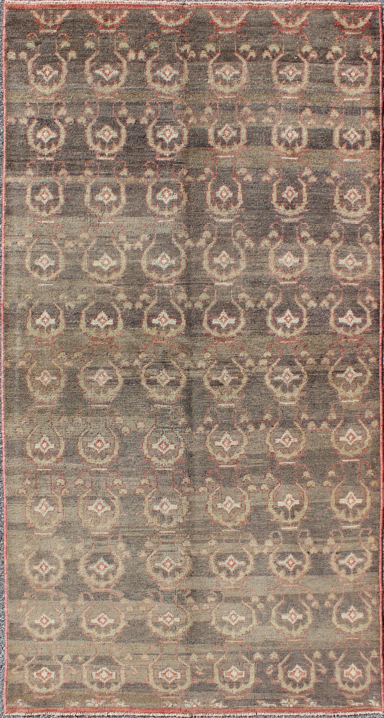 Tapis Oushak turc vintage à fond gris avec design all-over en rouge et vert en vente 1