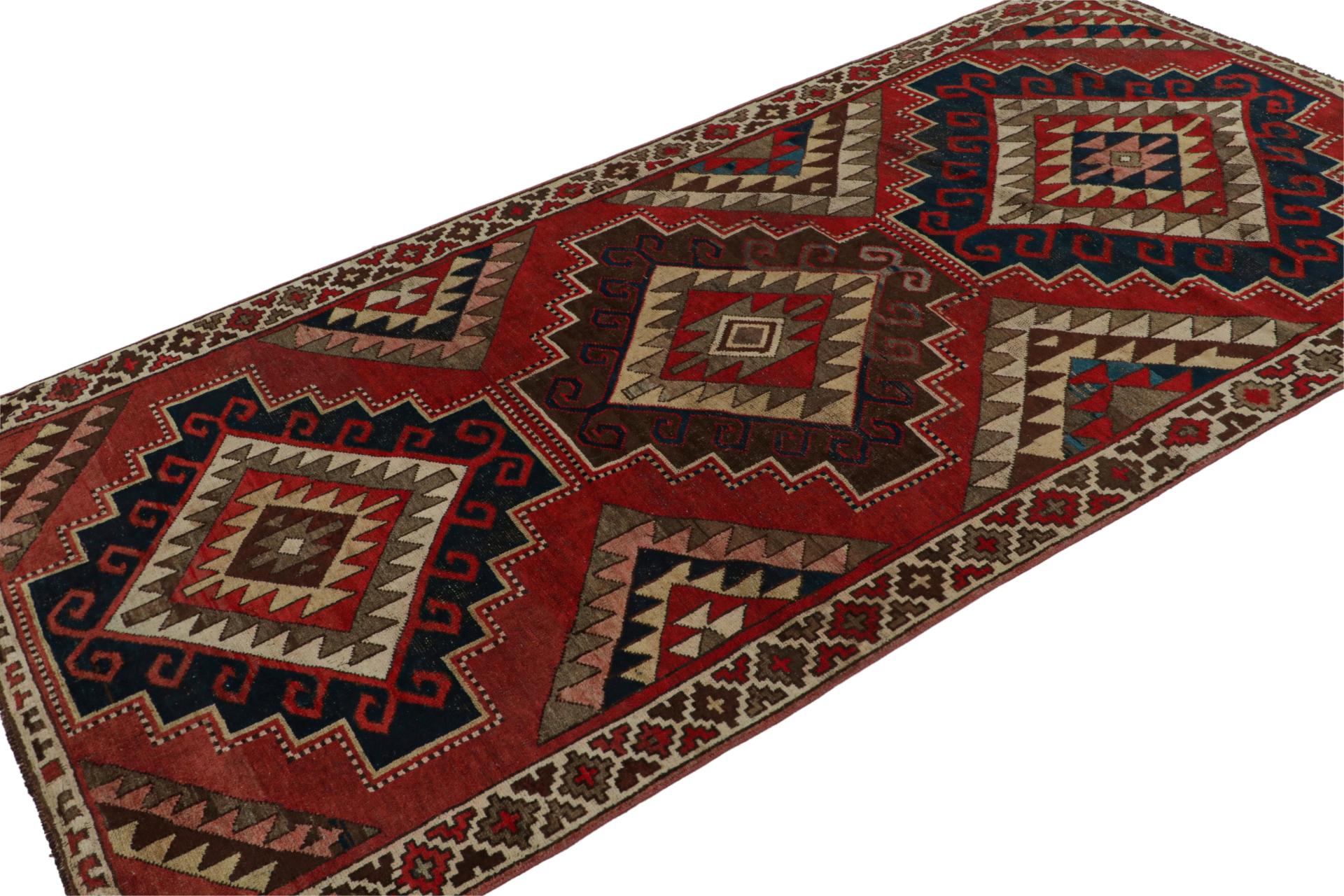 Dieser handgeknüpfte türkische Teppich im Format 5x8 aus Wolle (ca. 1970) zeigt traditionelle Muster, die von aserbaidschanischen Stammesteppichen und ähnlichen Provenienzen inspiriert sind. 

Über das Design: 

Dieser Entwurf zeigt ein