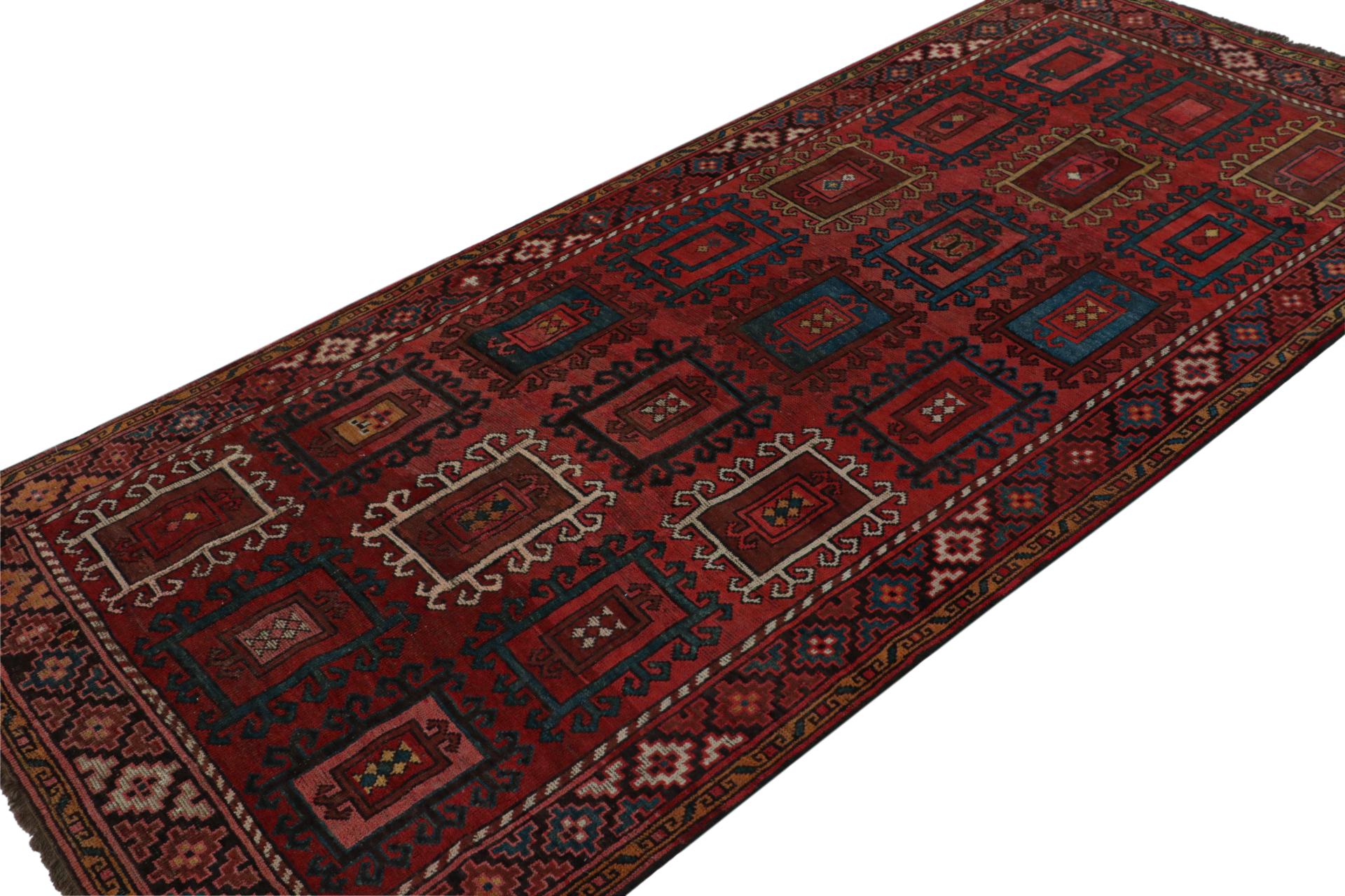 Dieser handgeknüpfte türkische Teppich in der Größe 4x9 zeichnet sich durch ein traditionelles Design mit geometrischen Mustern in maximierten Versionen der reichen, altehrwürdigen Farben aus. 

Über das Design: 

Kenner werden dieses traditionelle