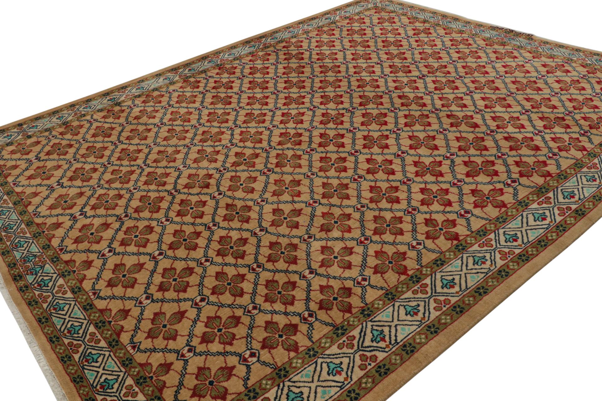 Dieser handgeknüpfte türkische Teppich im Format 9x11 aus Wolle (ca. 1970-1980) zeichnet sich durch ein Gittermuster mit geometrisch-floralen Mustern sowohl im Feld als auch in der Bordüre aus. 

Über das Design: 

Kenner werden dieses Design