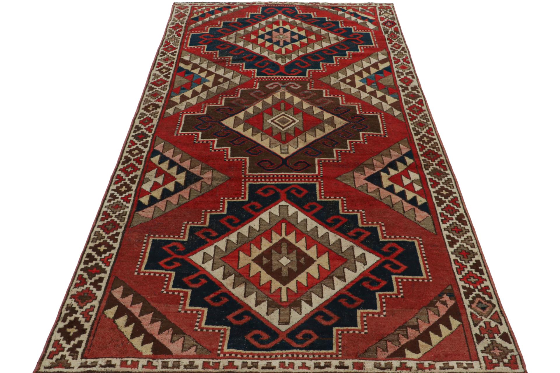 Türkischer Vintage-Teppich mit geometrischen Mustern, von Rug & Kilim (Stammeskunst) im Angebot