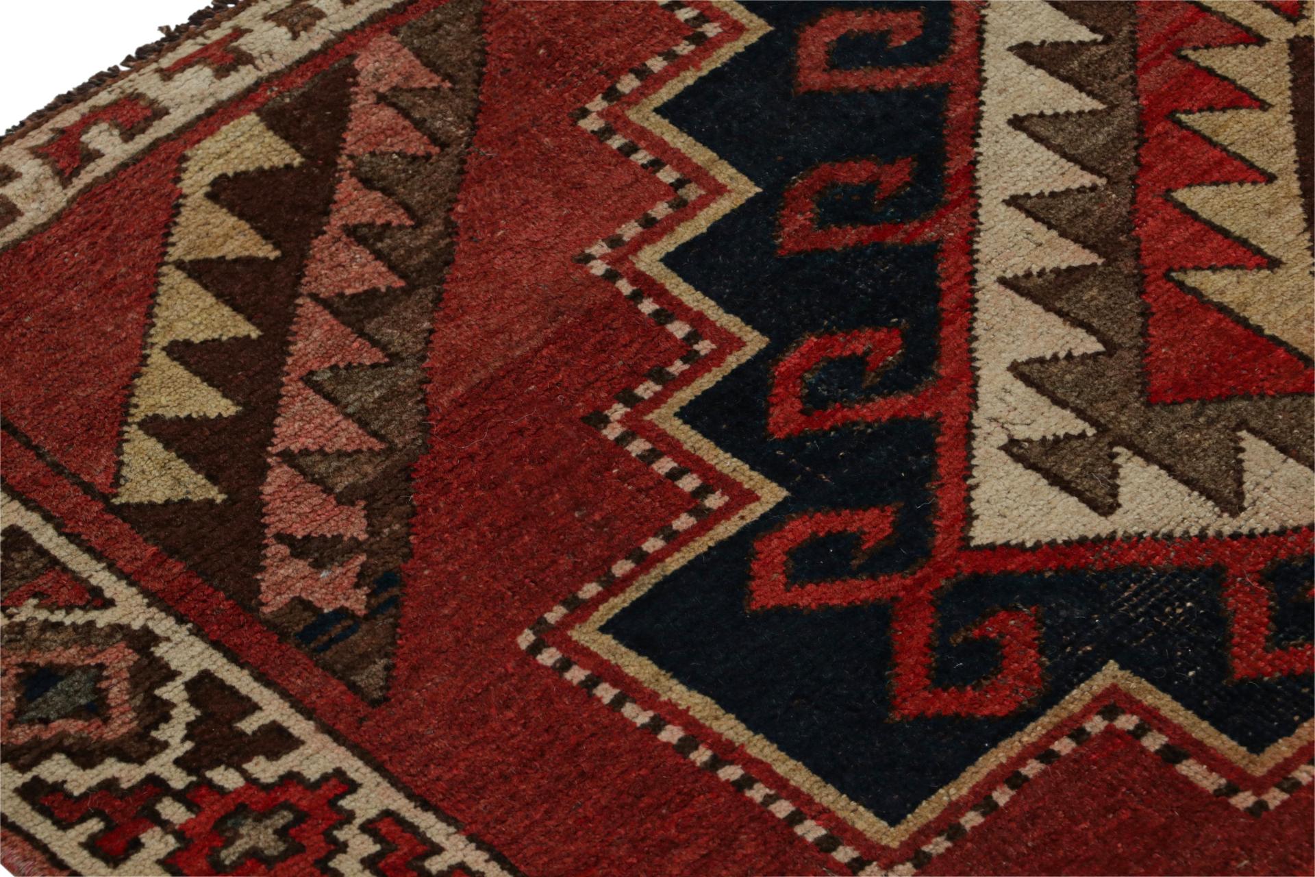 Türkischer Vintage-Teppich mit geometrischen Mustern, von Rug & Kilim im Zustand „Gut“ im Angebot in Long Island City, NY