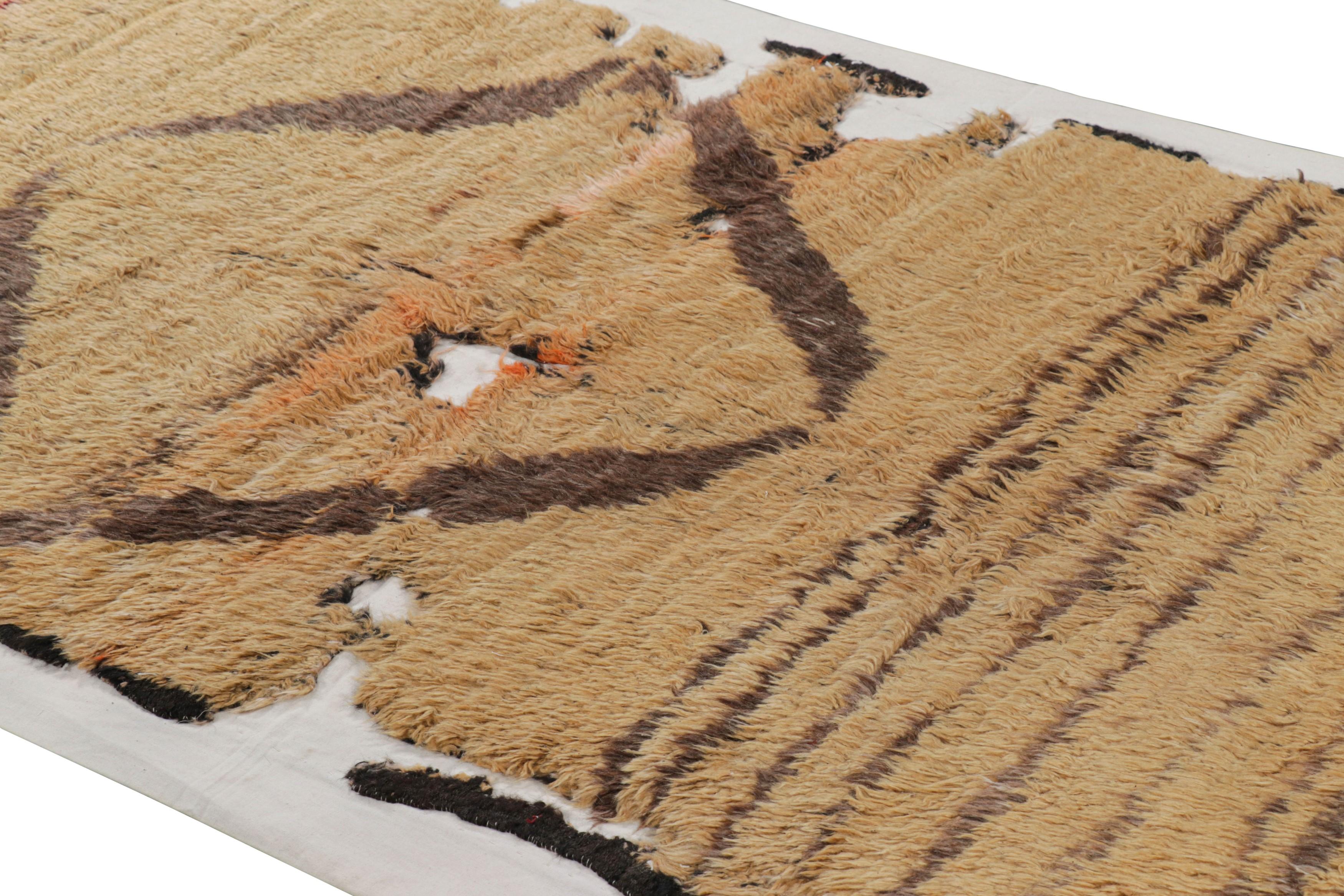 Esta alfombra vintage de 4x8 forma parte de un raro conjunto de obras excepcionales comisariadas por Rug & Kilim, cada una de ellas una combinación única de kilims y alfombras de pelo de mediados de siglo de un respetado atelier turco, entre 1970 y