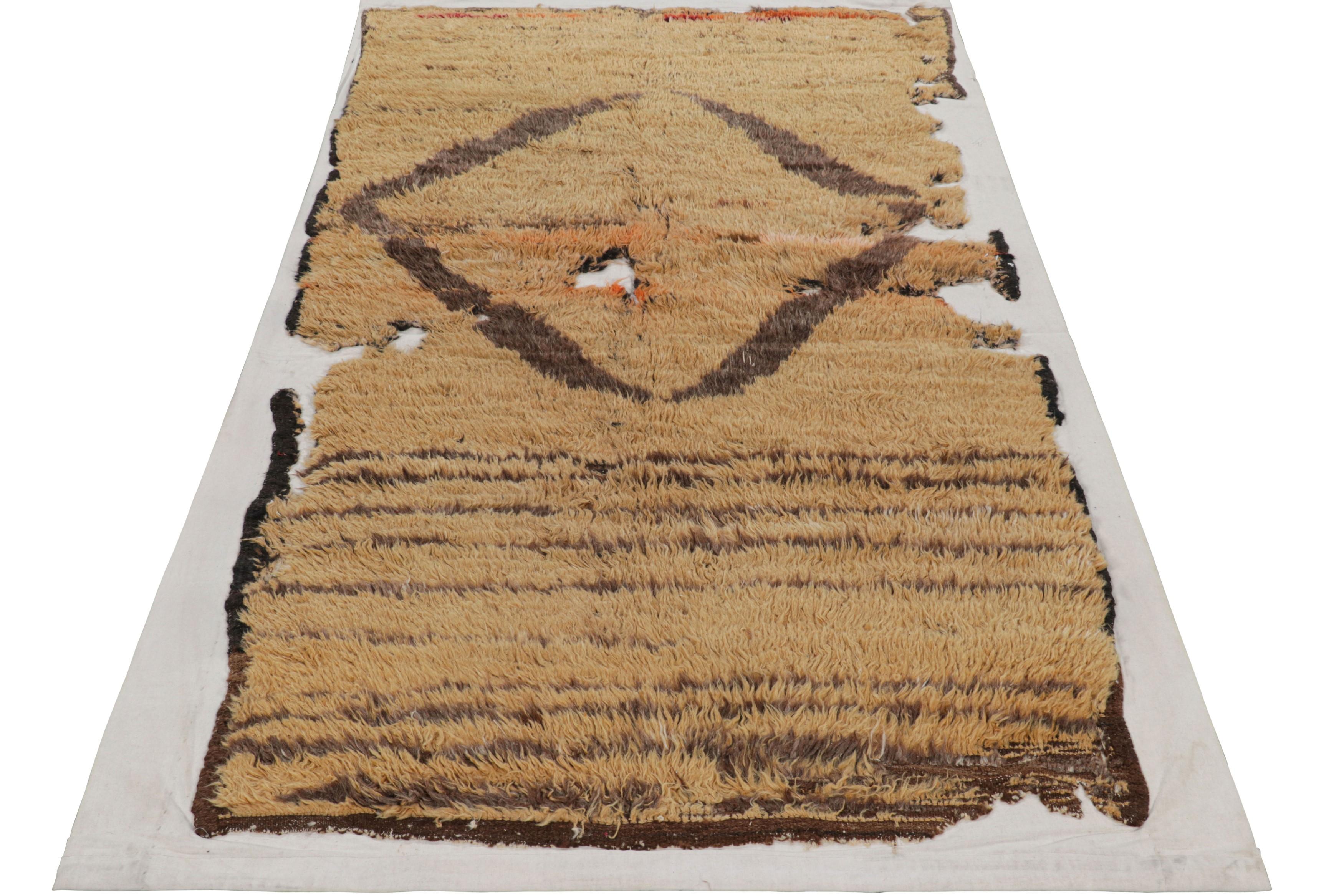 Alfombra turca vintage con motivos geométricos beige y marrón  Rug & Kilim en Bueno estado para la venta en Long Island City, NY