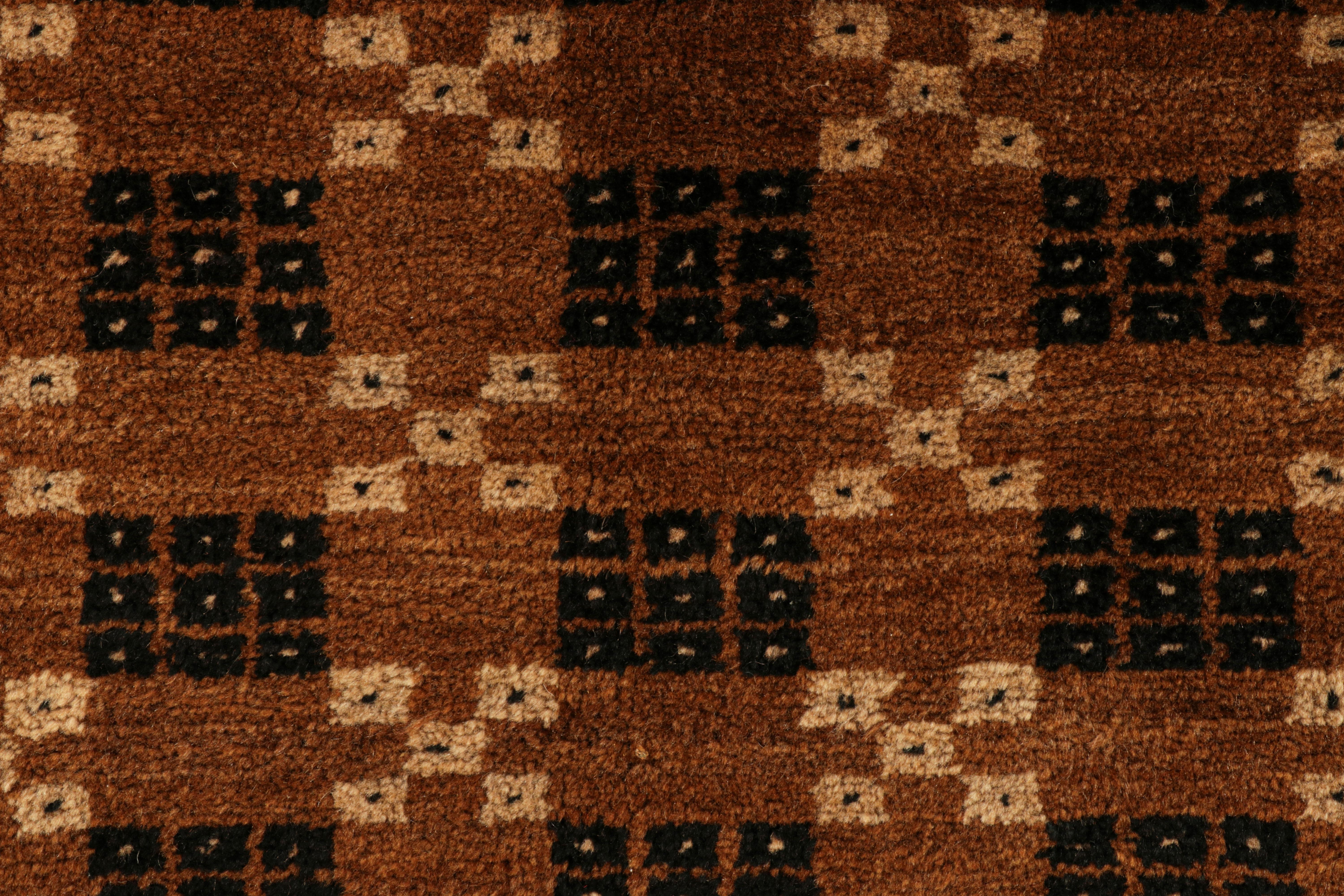 Realizzato in lana annodata a mano in Turchia intorno al 1950-1960, questo tappeto vintage 7x11 è una nuova ed entusiasmante aggiunta all'ultima collezione di tappeti unici di metà secolo di Rug & Kilim. 

Sul design: 

Un unico bordo beige con