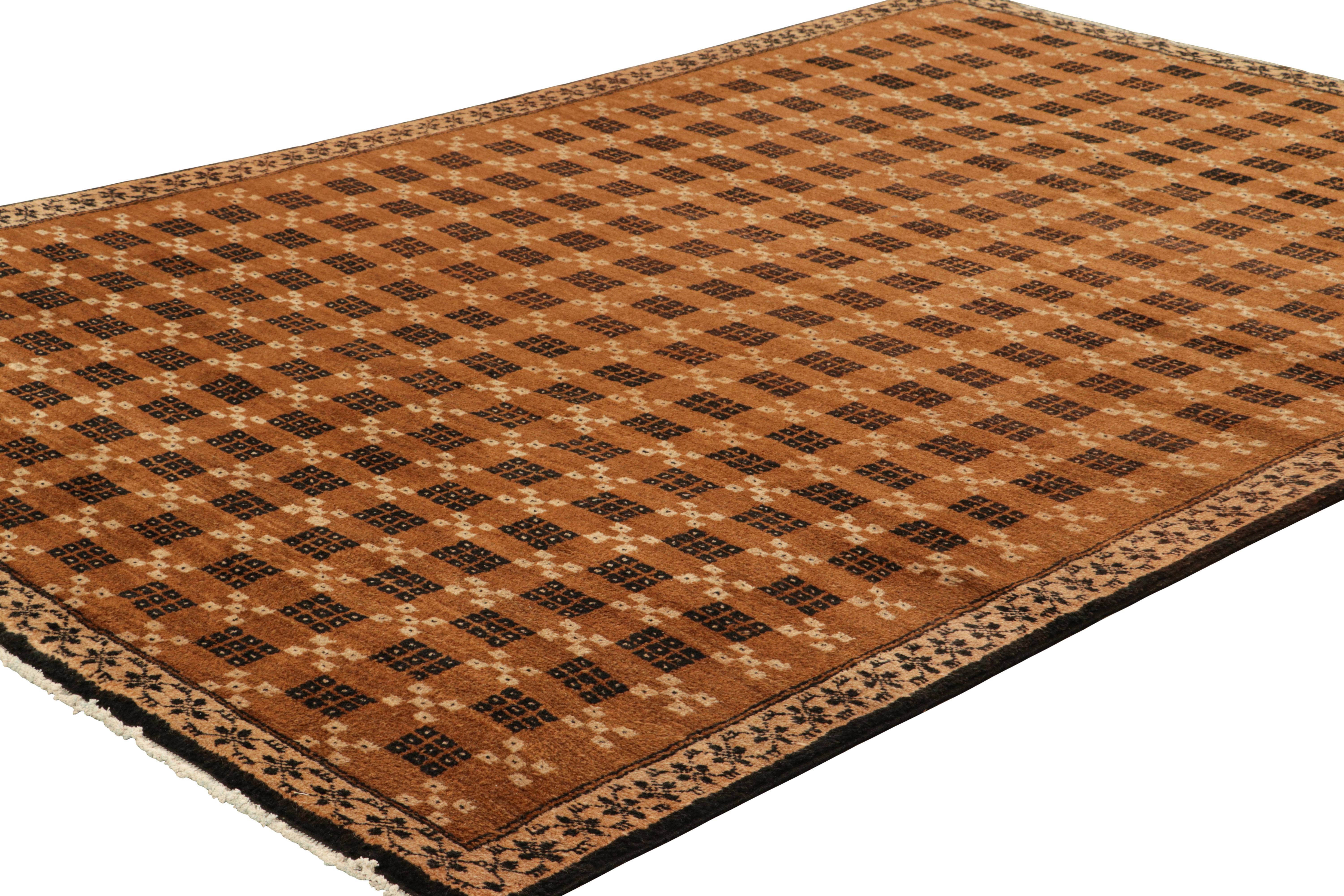 Annodato a mano Tappeto turco vintage con motivi geometrici beige-marrone e neri  Rug & Kilim in vendita