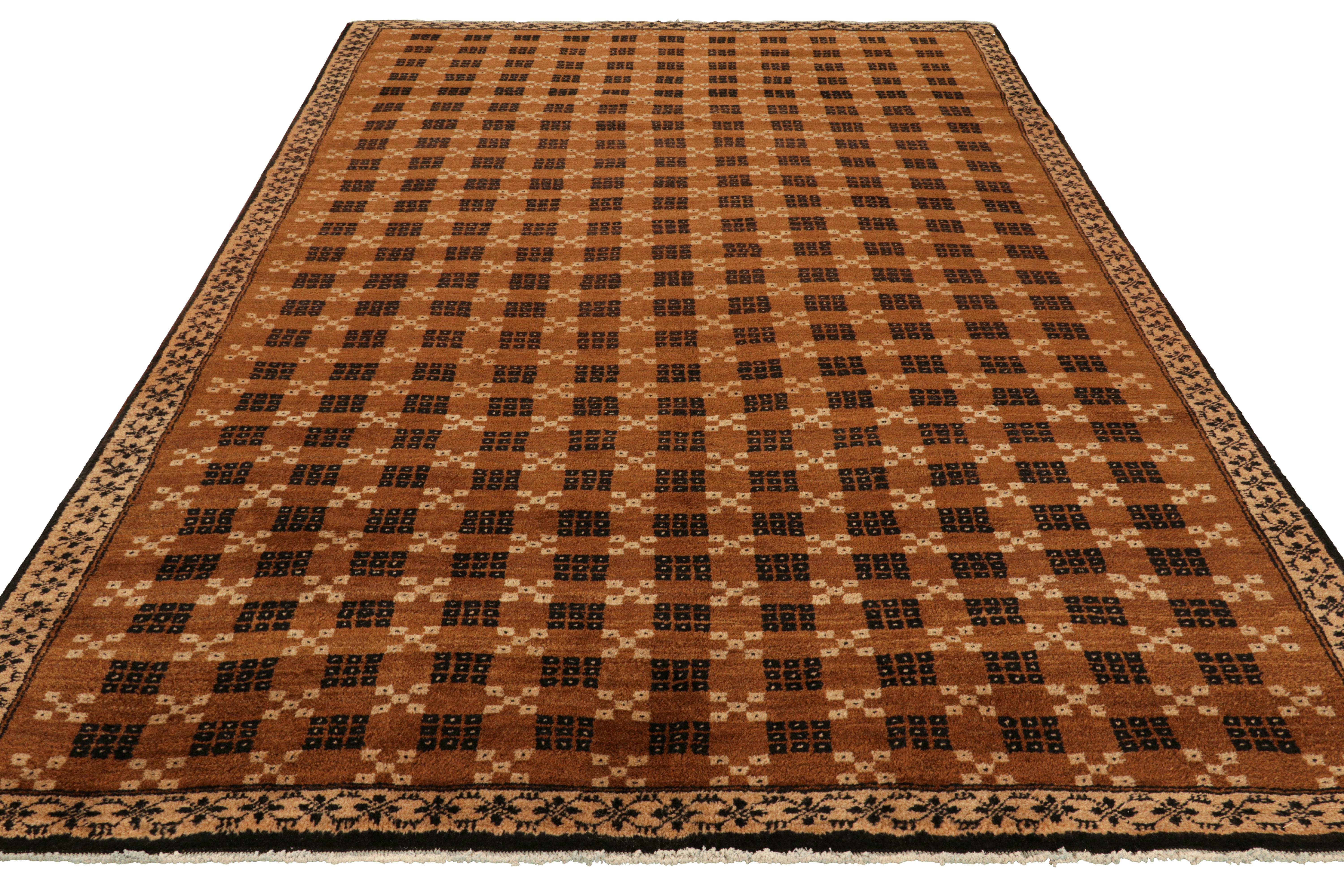 Tappeto turco vintage con motivi geometrici beige-marrone e neri  Rug & Kilim In condizioni buone in vendita a Long Island City, NY