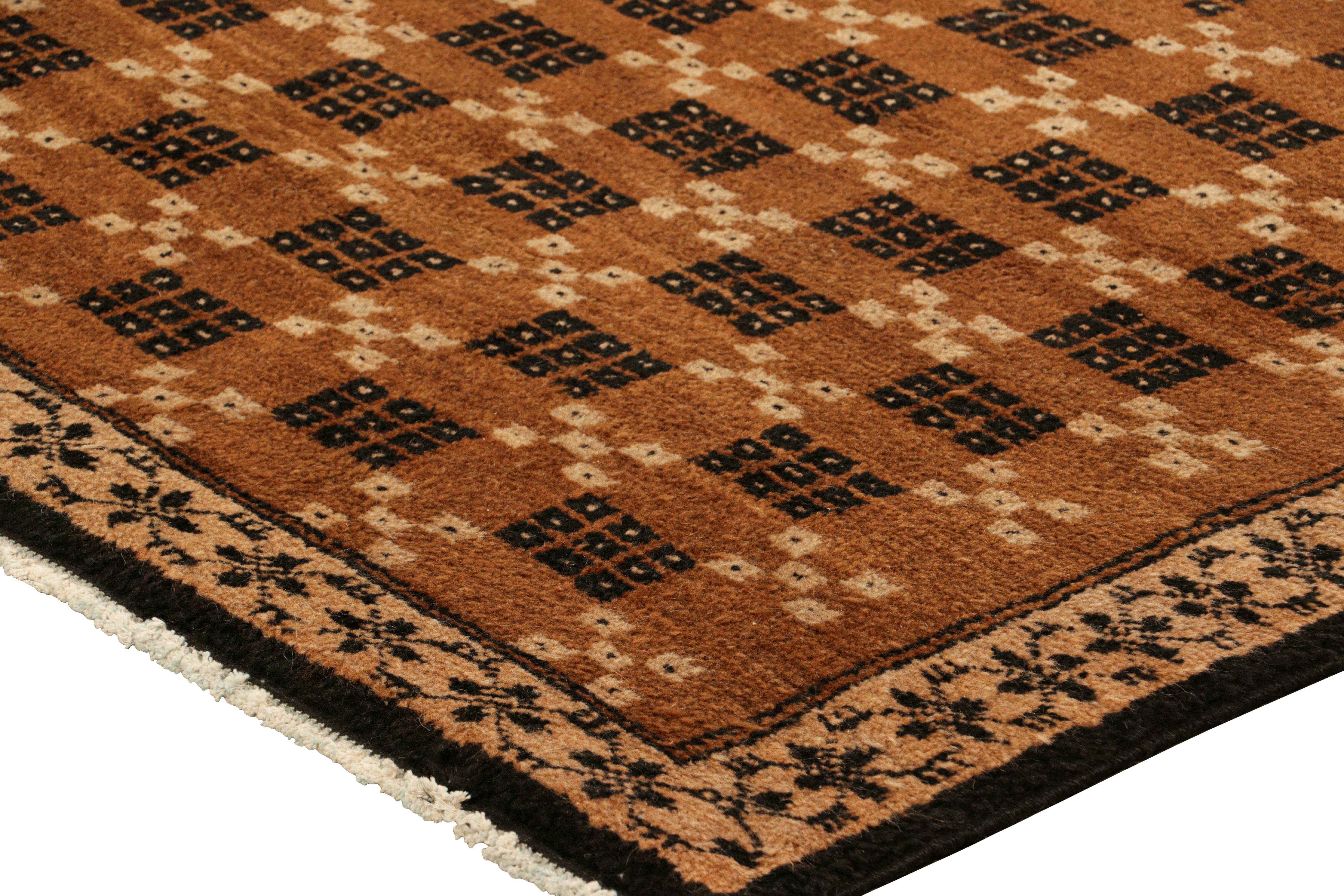 Metà XX secolo Tappeto turco vintage con motivi geometrici beige-marrone e neri  Rug & Kilim in vendita