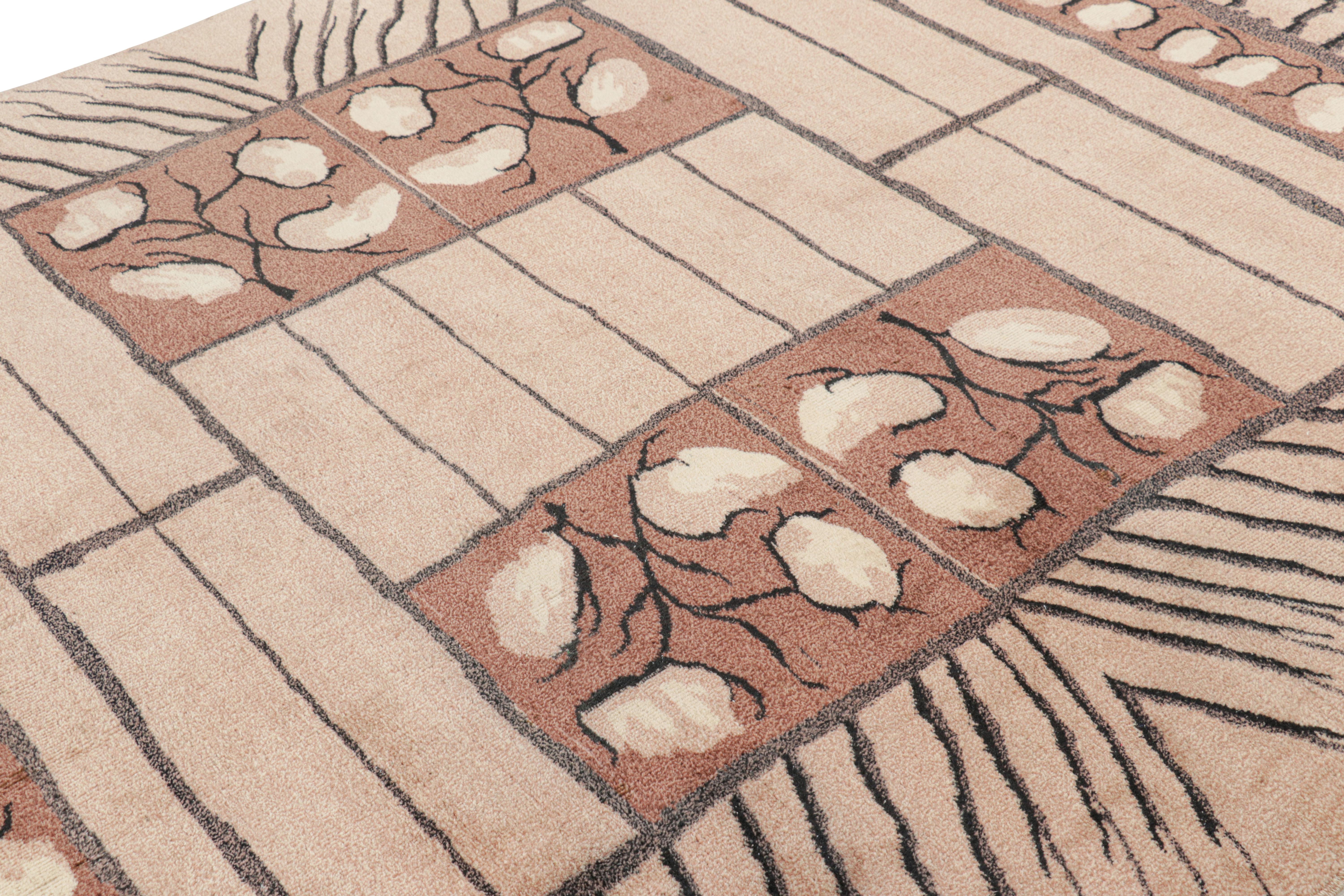 Anudada a mano en lana, esta alfombra vintage de 7x9 originaria de Turquía, circa 1960-1970, es una pieza muy especial, con un diseño clásico de mediados de siglo ligero y refrescante que creemos que procede del diseñador multidisciplinar turco Zeki