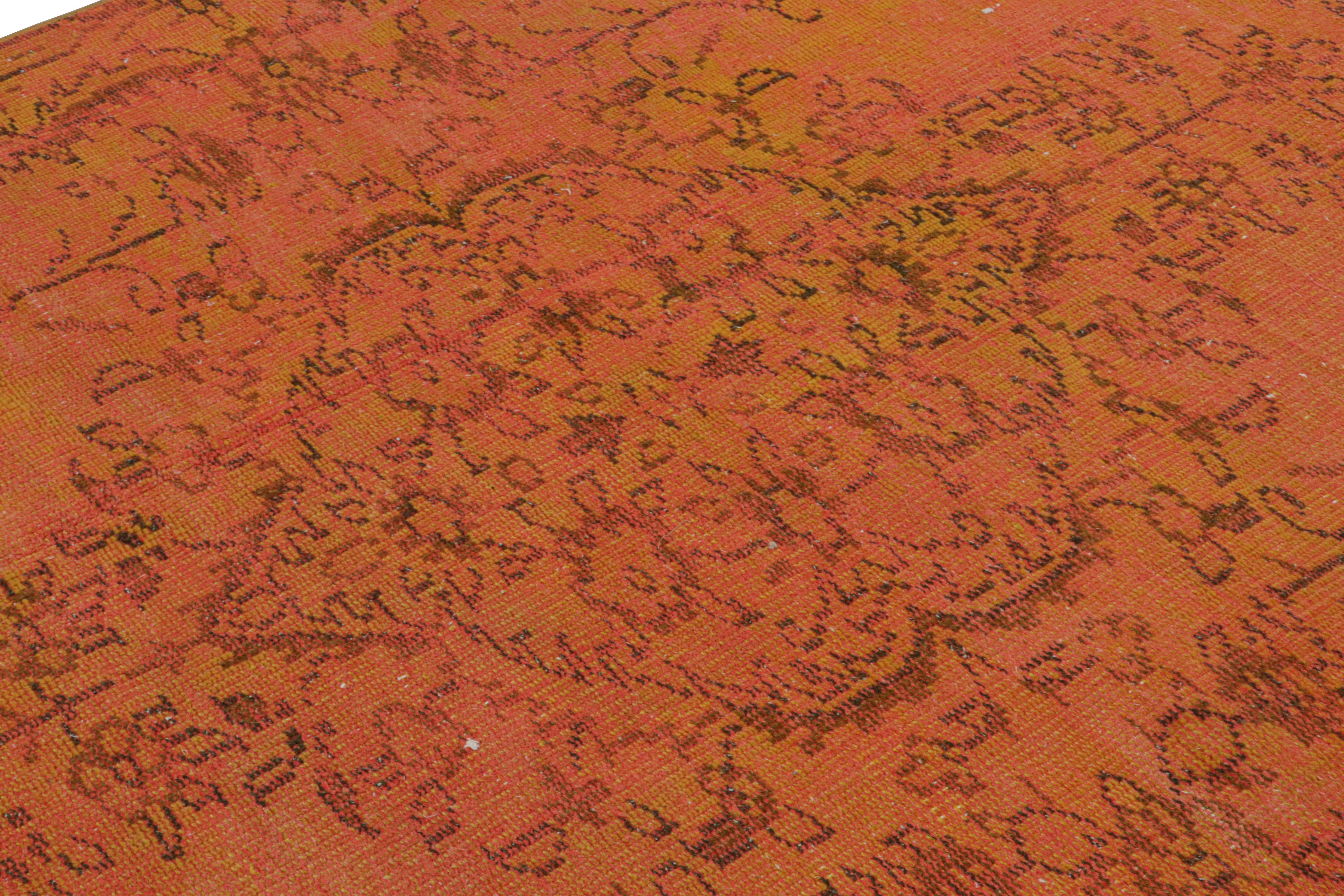 Türkischer Vintage-Teppich mit floralen, geometrischen Mustern von Rug & Kilim (Handgeknüpft) im Angebot