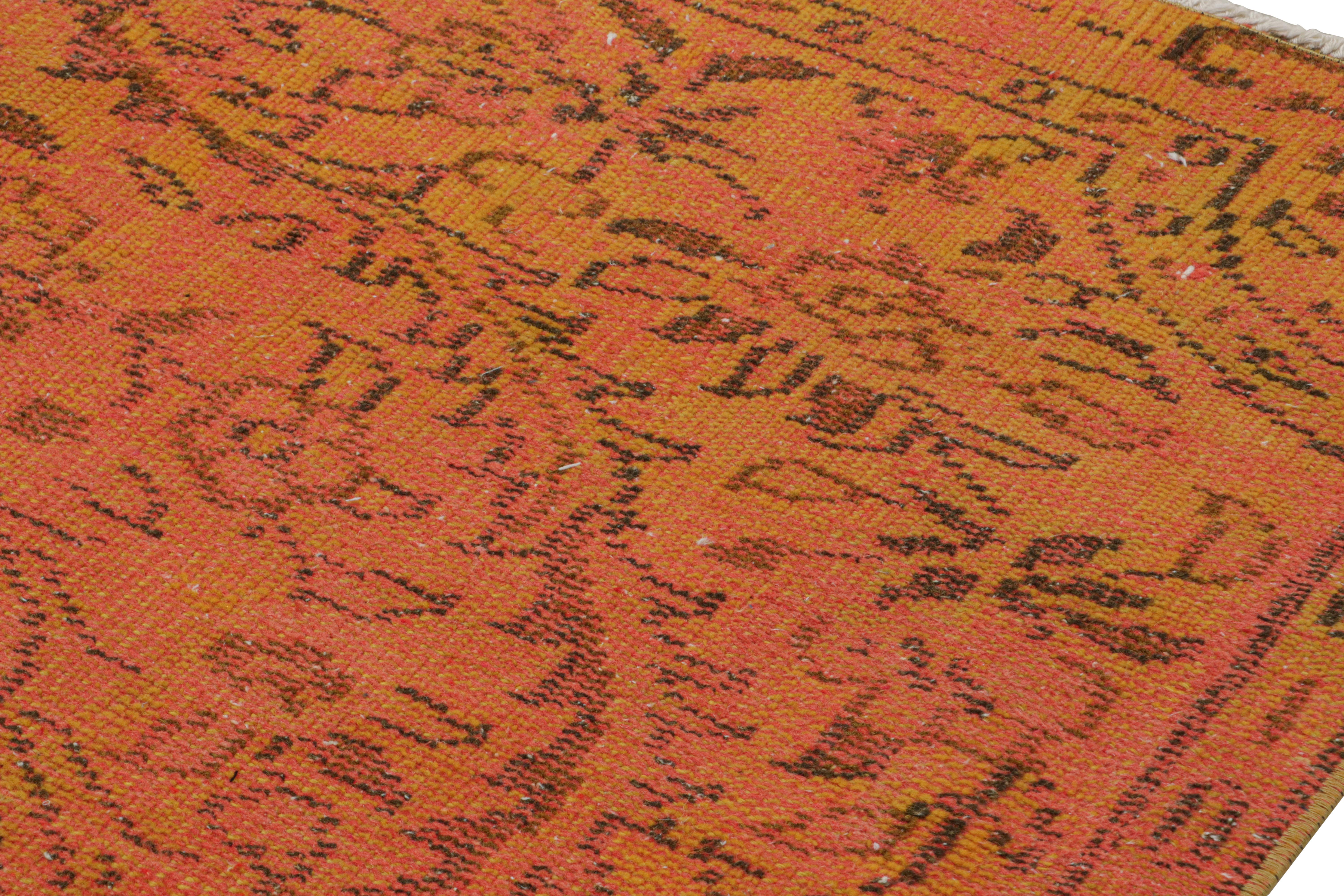 Türkischer Vintage-Teppich mit floralen, geometrischen Mustern von Rug & Kilim im Zustand „Gut“ im Angebot in Long Island City, NY