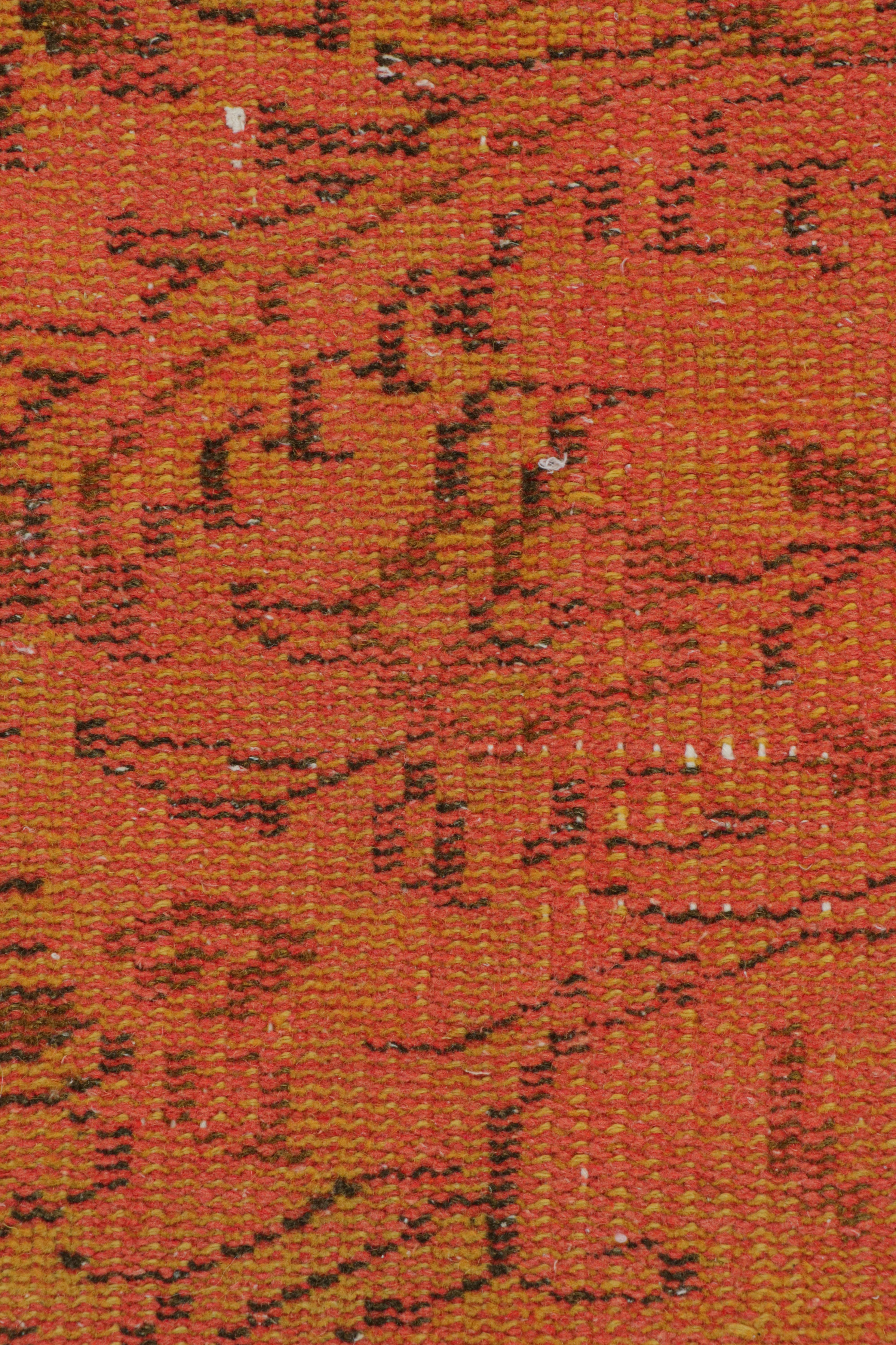 Türkischer Vintage-Teppich mit floralen, geometrischen Mustern von Rug & Kilim (Mitte des 20. Jahrhunderts) im Angebot