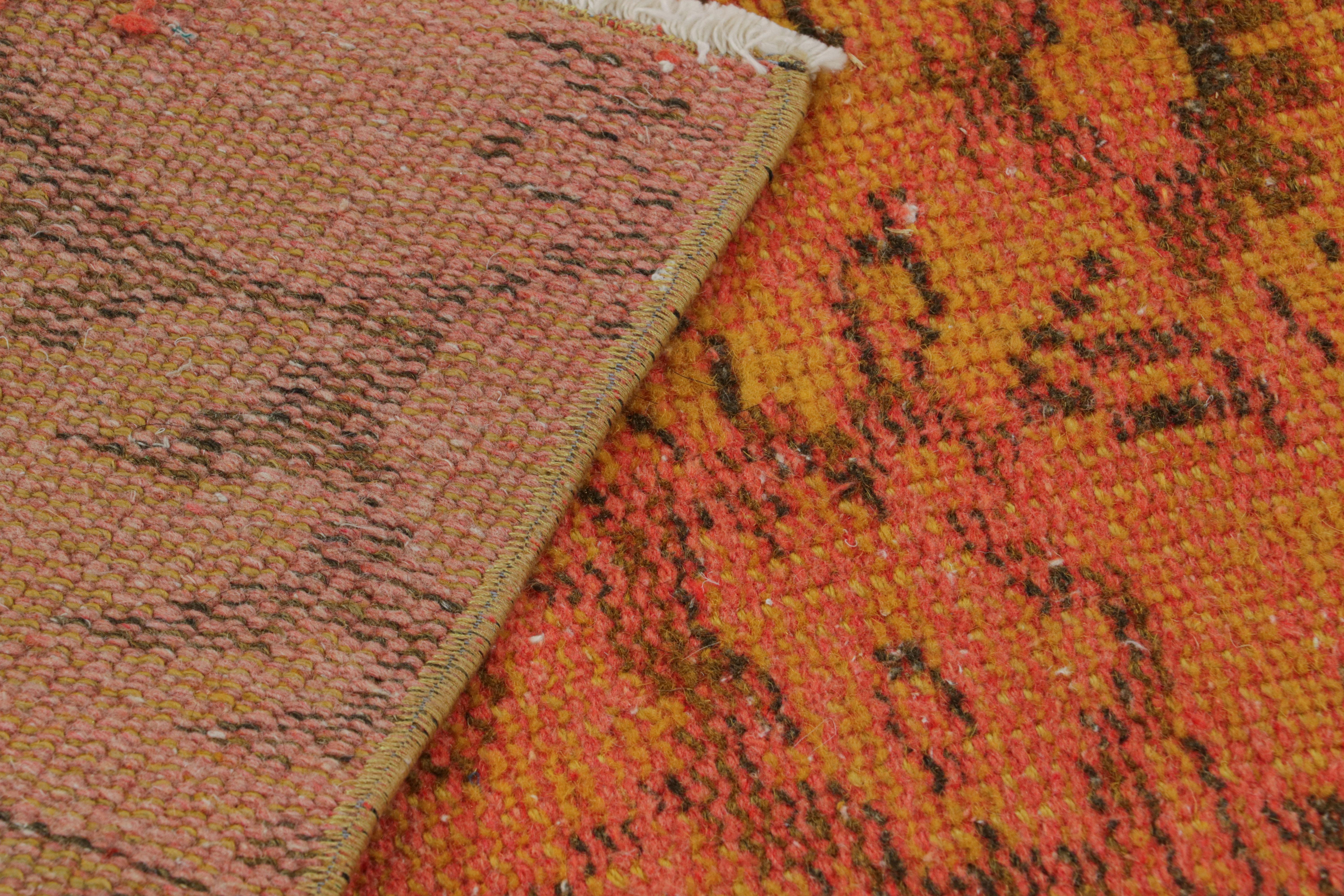 Türkischer Vintage-Teppich mit floralen, geometrischen Mustern von Rug & Kilim (Wolle) im Angebot