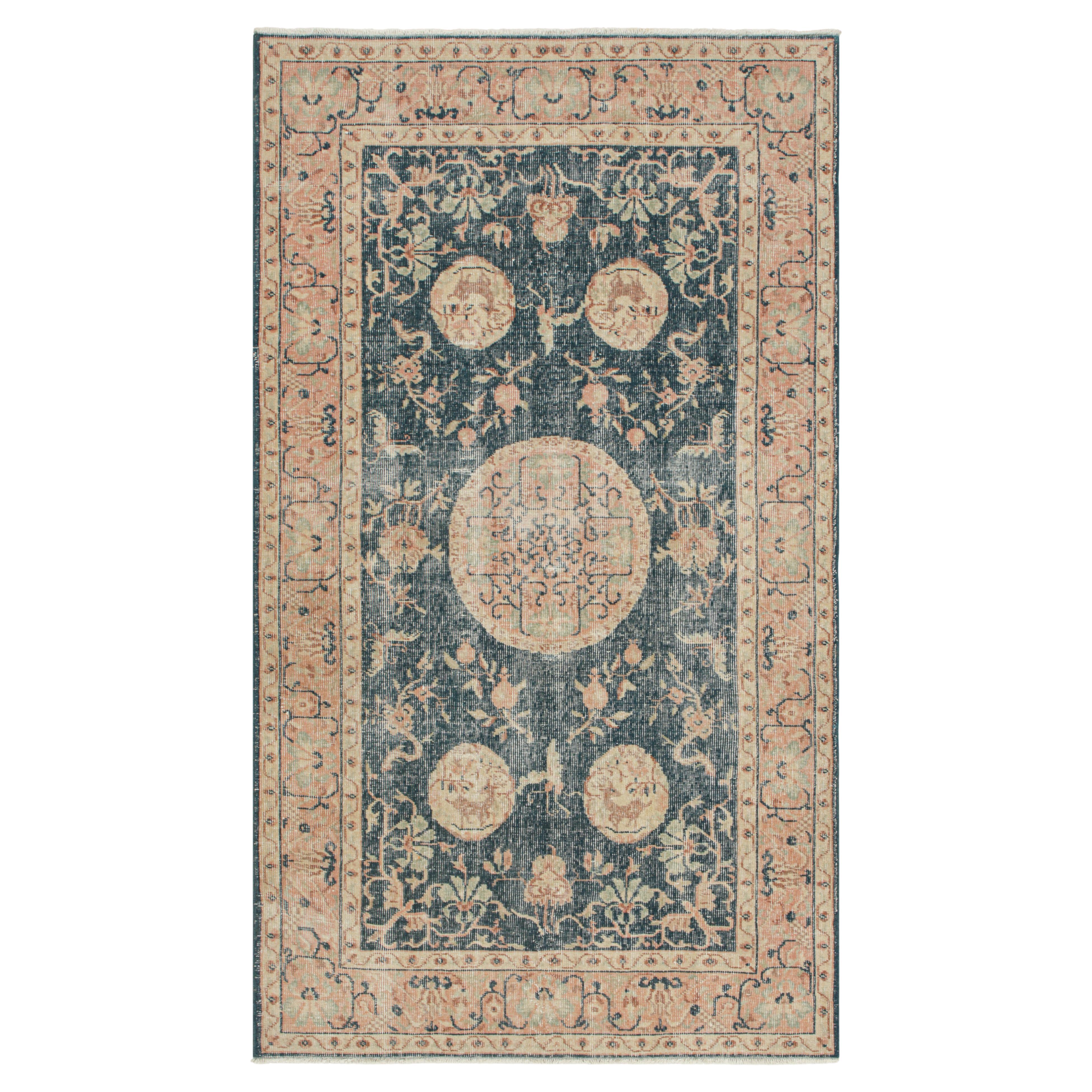 Tappeto turco d'epoca con fiori e medaglioni pittorici, da Rug & Kilim