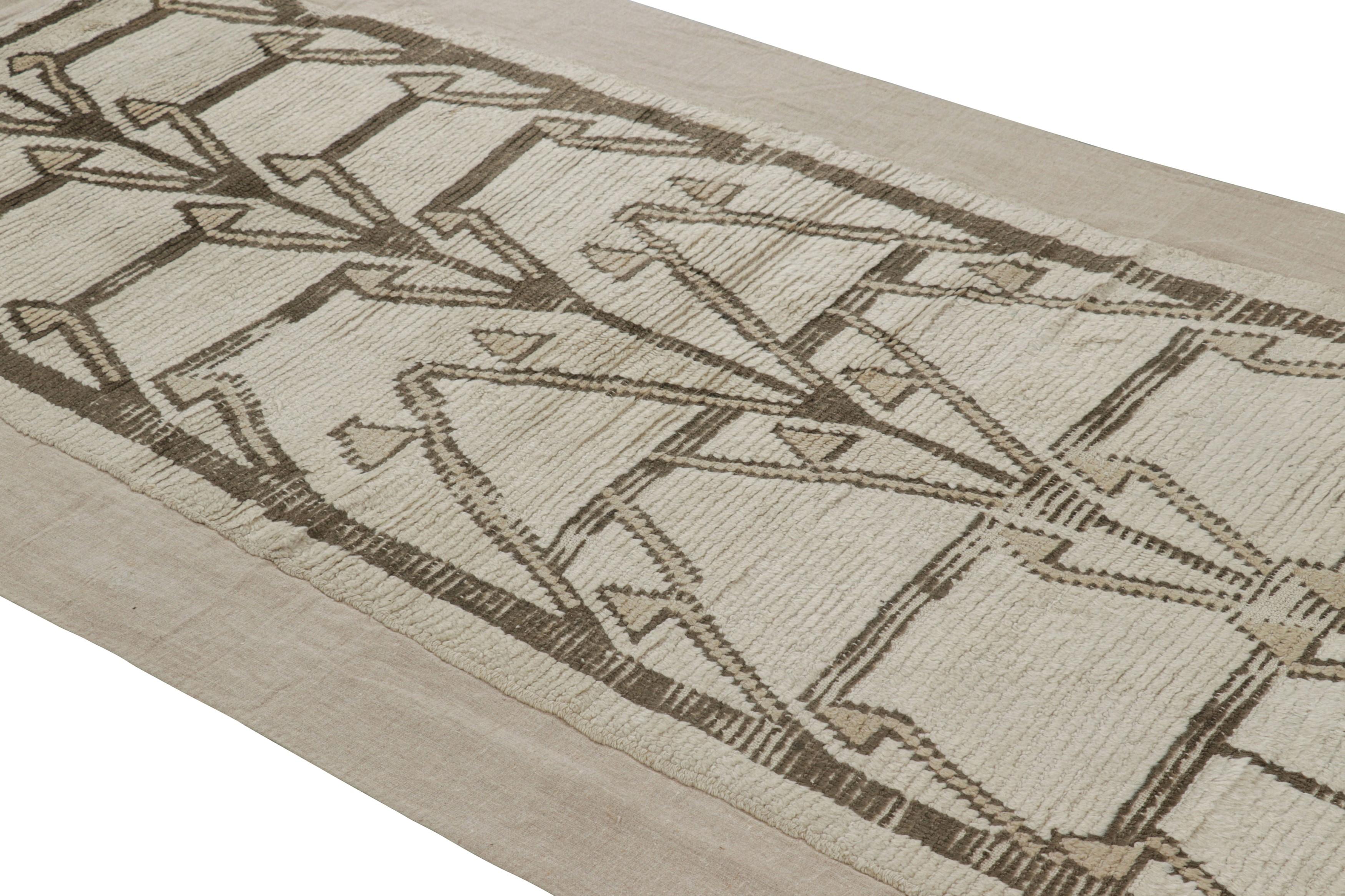 Questo tappeto vintage 4x10 fa parte di una rara serie di opere eccezionali curate da Rug & Kilim, ognuna delle quali è un connubio unico di Kilim e tappeti a pelo della metà del secolo scorso, realizzati da un rispettato atelier turco tra il 1970 e