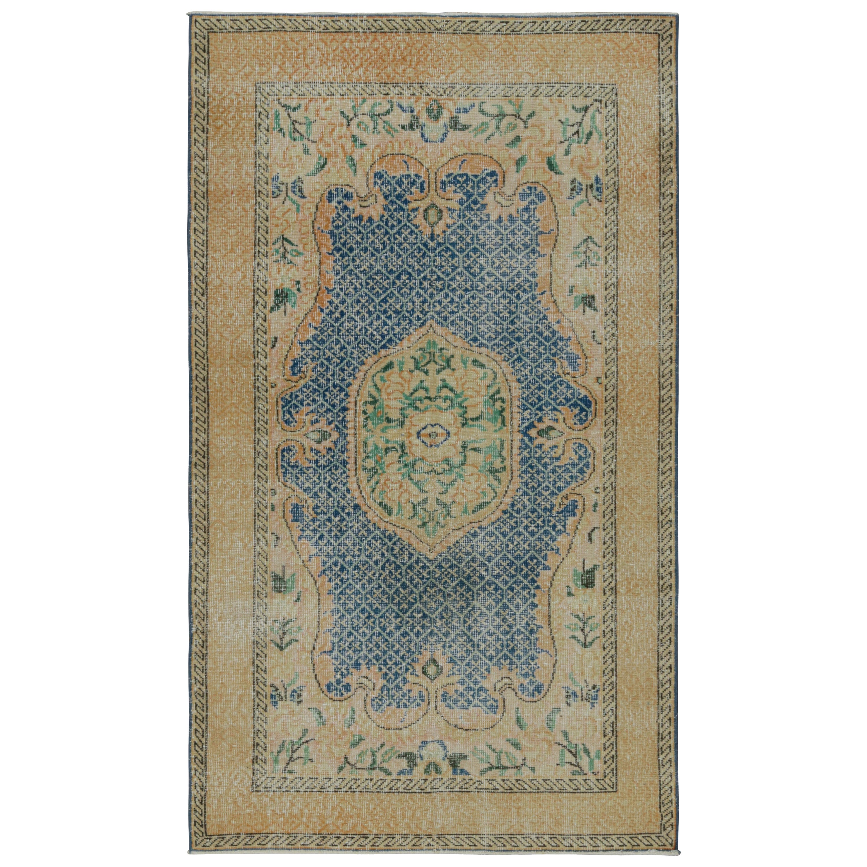 Türkischer Vintage-Teppich mit Goldmedaillon und blauem offenen Feld, von Rug & Kilim
