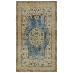 Türkischer Vintage-Teppich mit Goldmedaillon und blauem offenen Feld, von Rug & Kilim