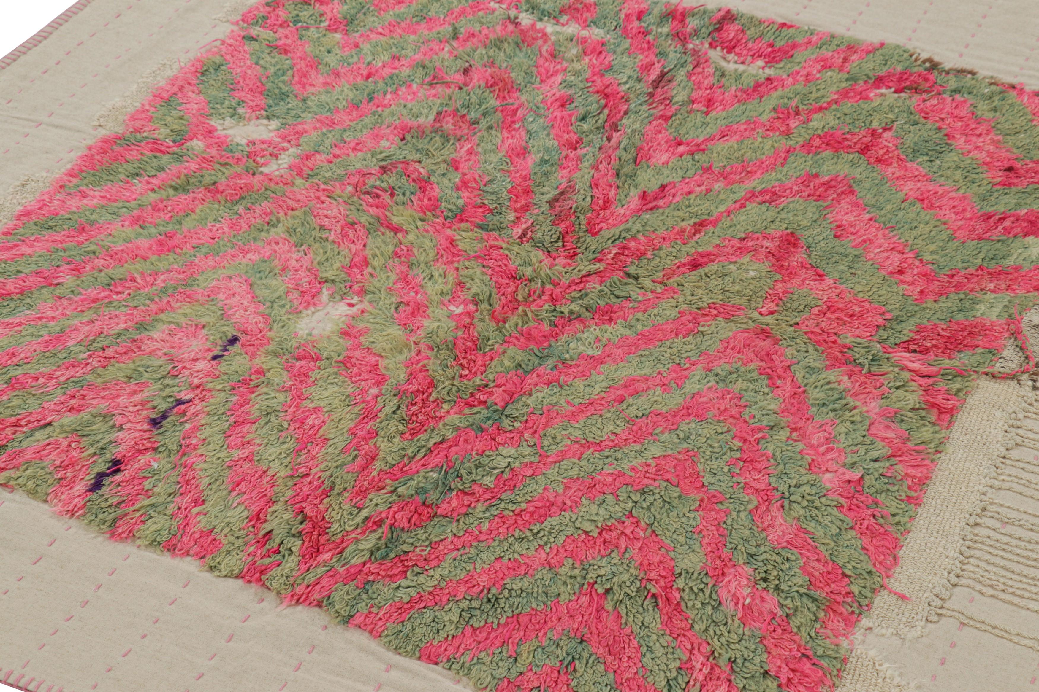 Dieser Vintage-Teppich im Format 5x5 gehört zu einer seltenen Reihe außergewöhnlicher Werke, die von Rug & Kilim kuratiert wurden - eine einzigartige Verbindung von Kilims und Florteppichen aus der Mitte des Jahrhunderts von einem angesehenen