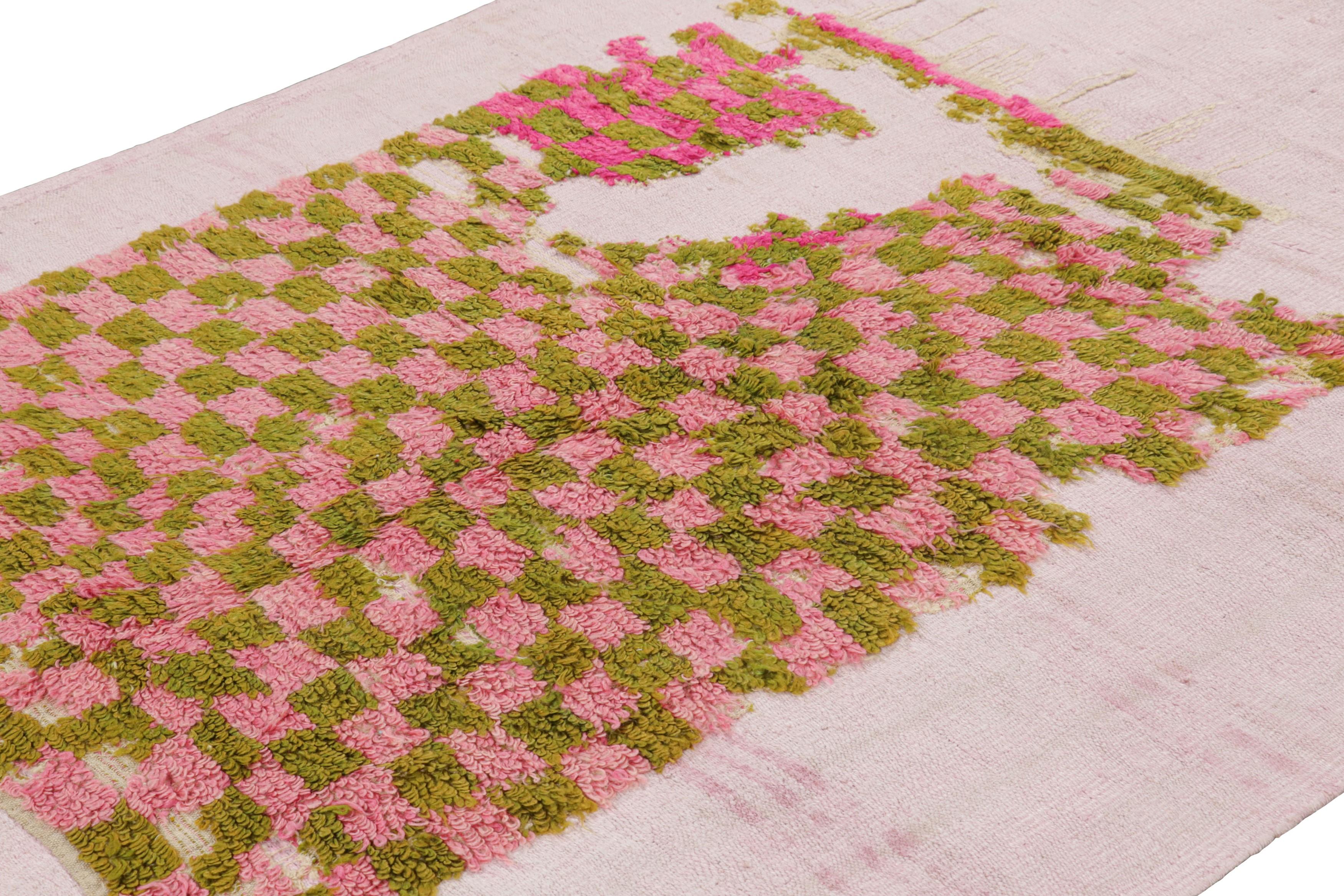 Questo tappeto vintage 6x7 fa parte di una rara serie di opere eccezionali curate da Rug & Kilim, ognuna delle quali è un connubio unico di Kilim di metà secolo e di tappeti a pelo di un rispettato atelier turco, realizzati a mano in lana tra il