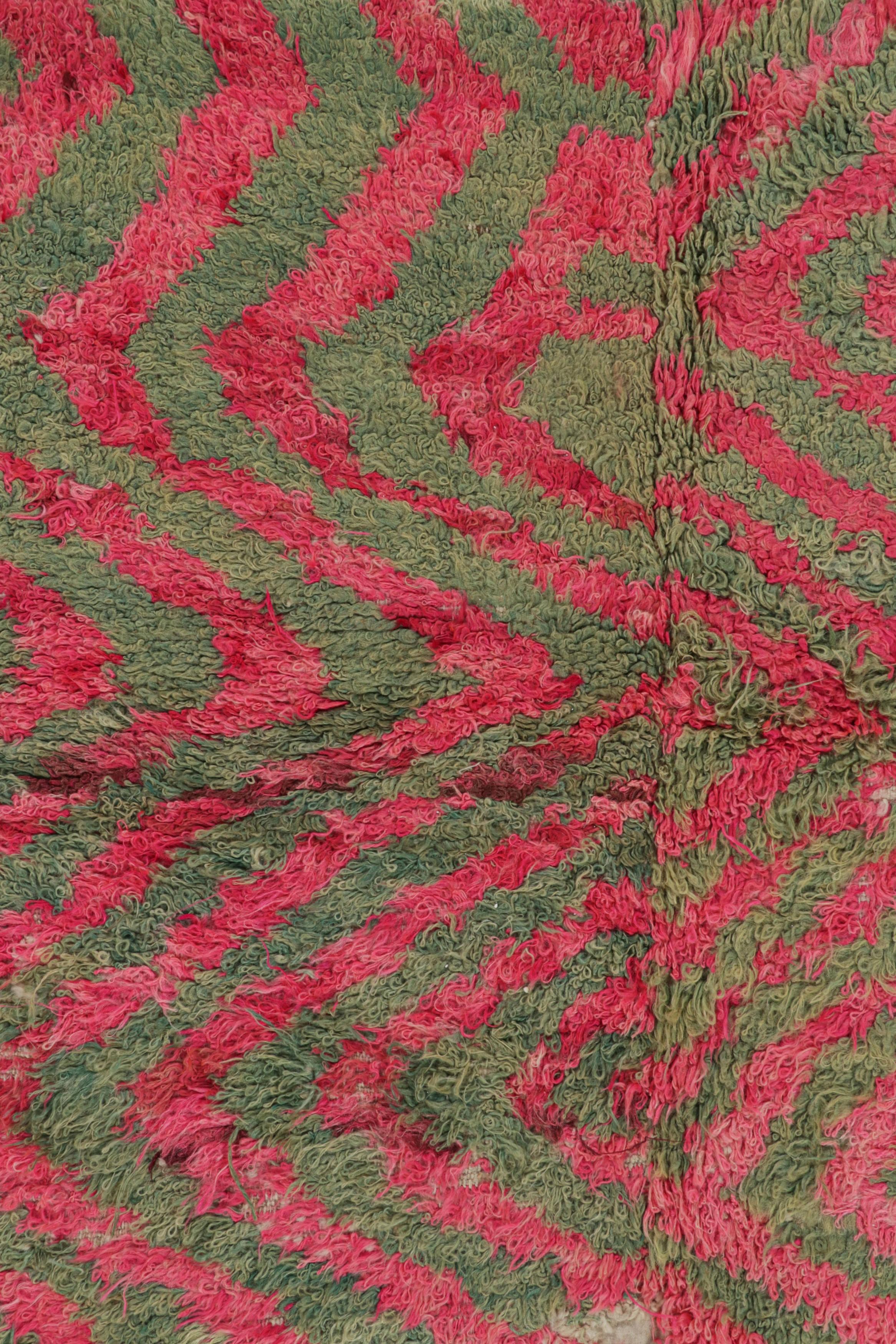 Türkischer Vintage-Teppich mit grünen und rosa geometrischen Mustern  Rug & Kilim (Kelim) im Angebot