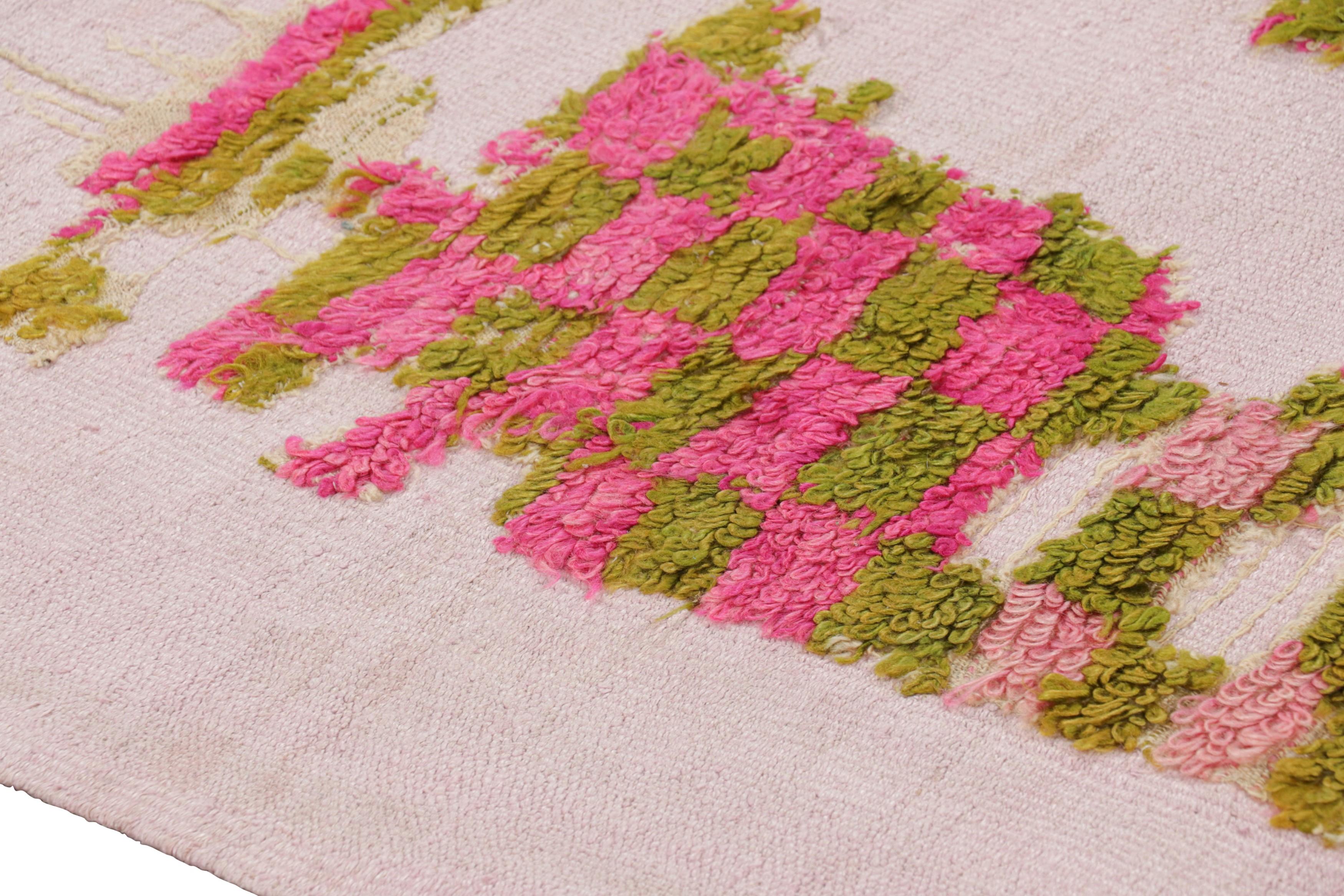 Turco Tappeto turco vintage con motivi geometrici verdi e rosa  Rug & Kilim in vendita