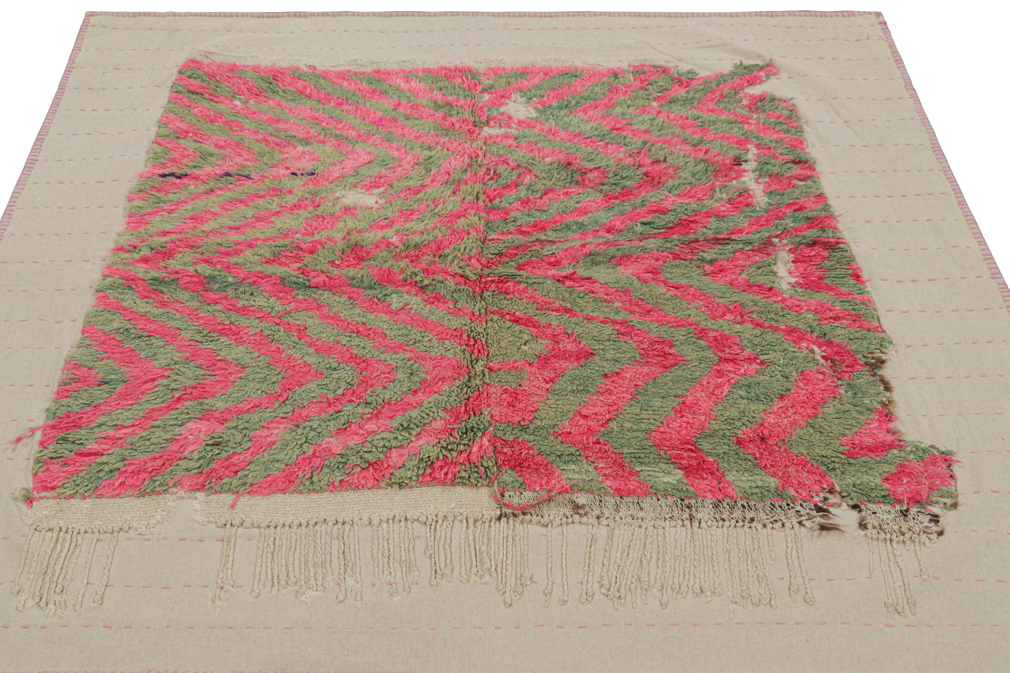 Türkischer Vintage-Teppich mit grünen und rosa geometrischen Mustern  Rug & Kilim (Handgeknüpft) im Angebot