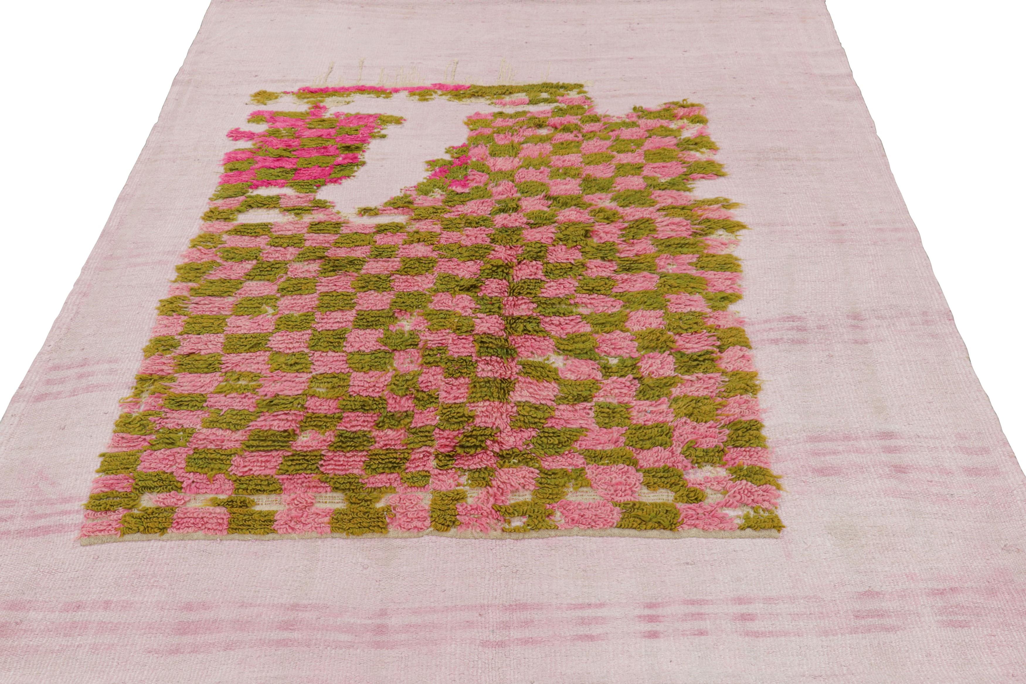 Annodato a mano Tappeto turco vintage con motivi geometrici verdi e rosa  Rug & Kilim in vendita