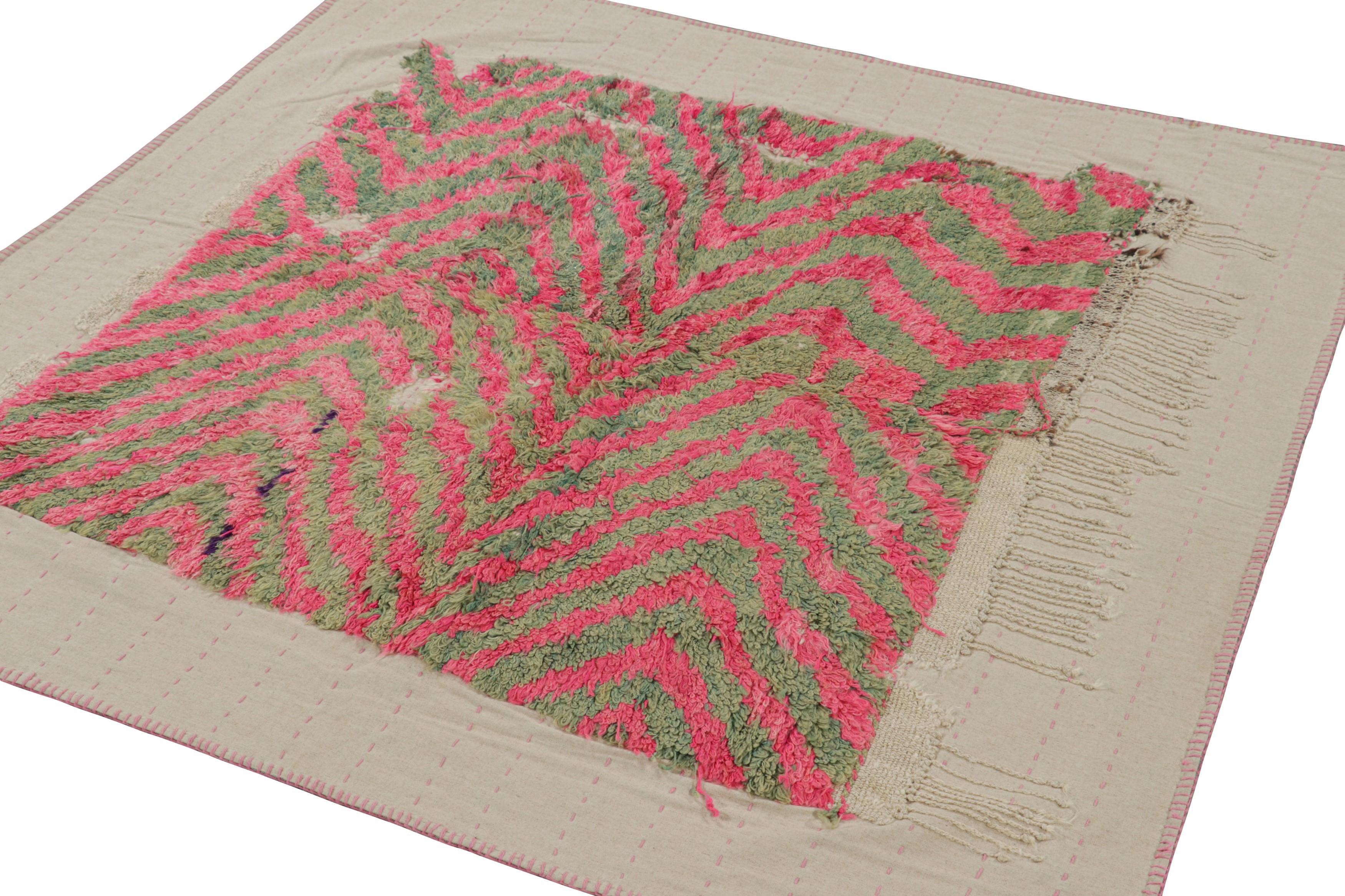 Türkischer Vintage-Teppich mit grünen und rosa geometrischen Mustern  Rug & Kilim im Zustand „Gut“ im Angebot in Long Island City, NY