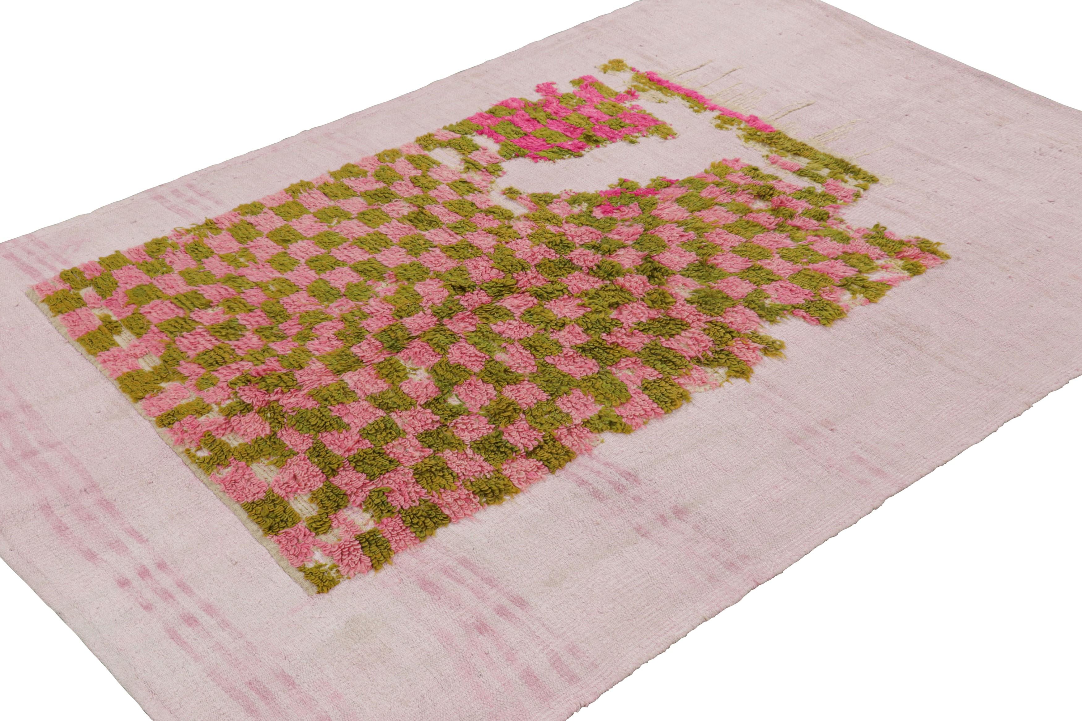 Tappeto turco vintage con motivi geometrici verdi e rosa  Rug & Kilim In condizioni buone in vendita a Long Island City, NY