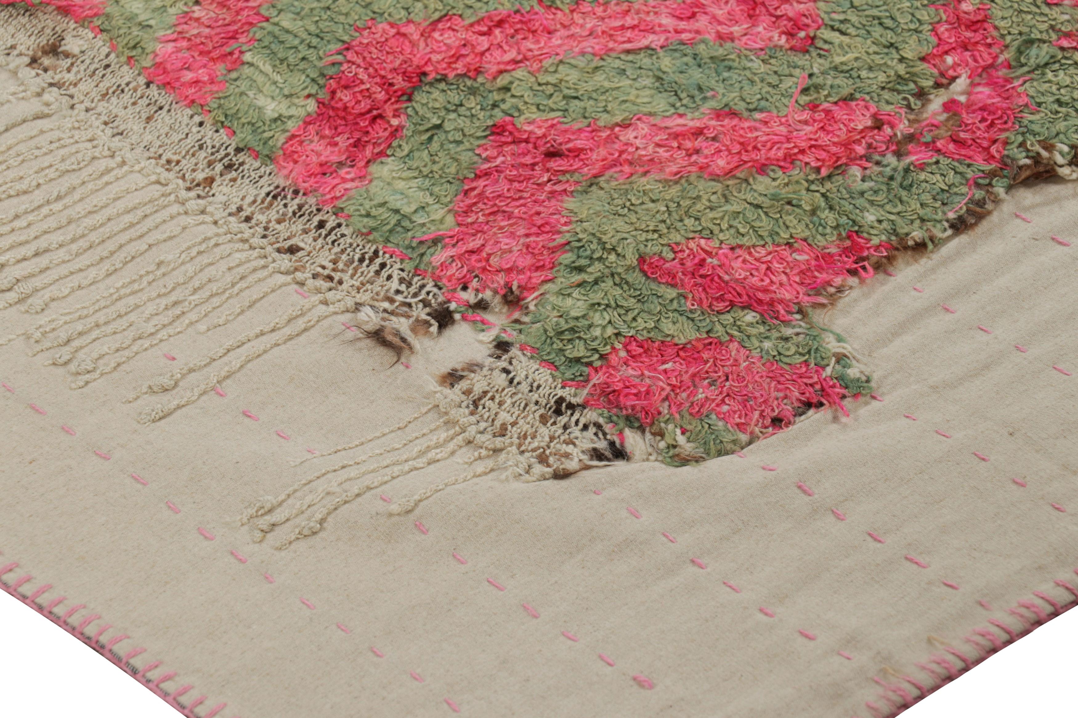 Türkischer Vintage-Teppich mit grünen und rosa geometrischen Mustern  Rug & Kilim (Ende des 20. Jahrhunderts) im Angebot