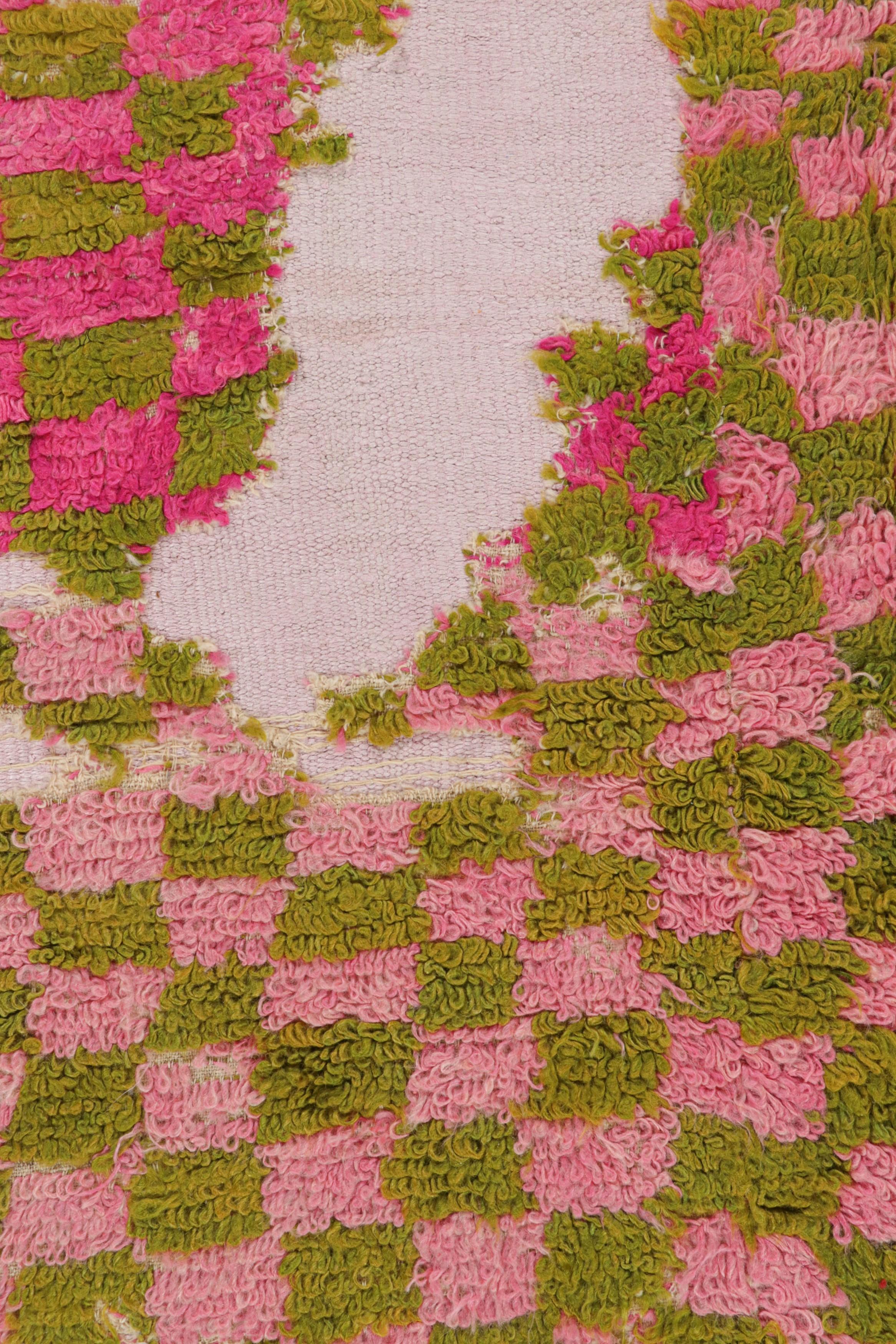 Fine XX secolo Tappeto turco vintage con motivi geometrici verdi e rosa  Rug & Kilim in vendita