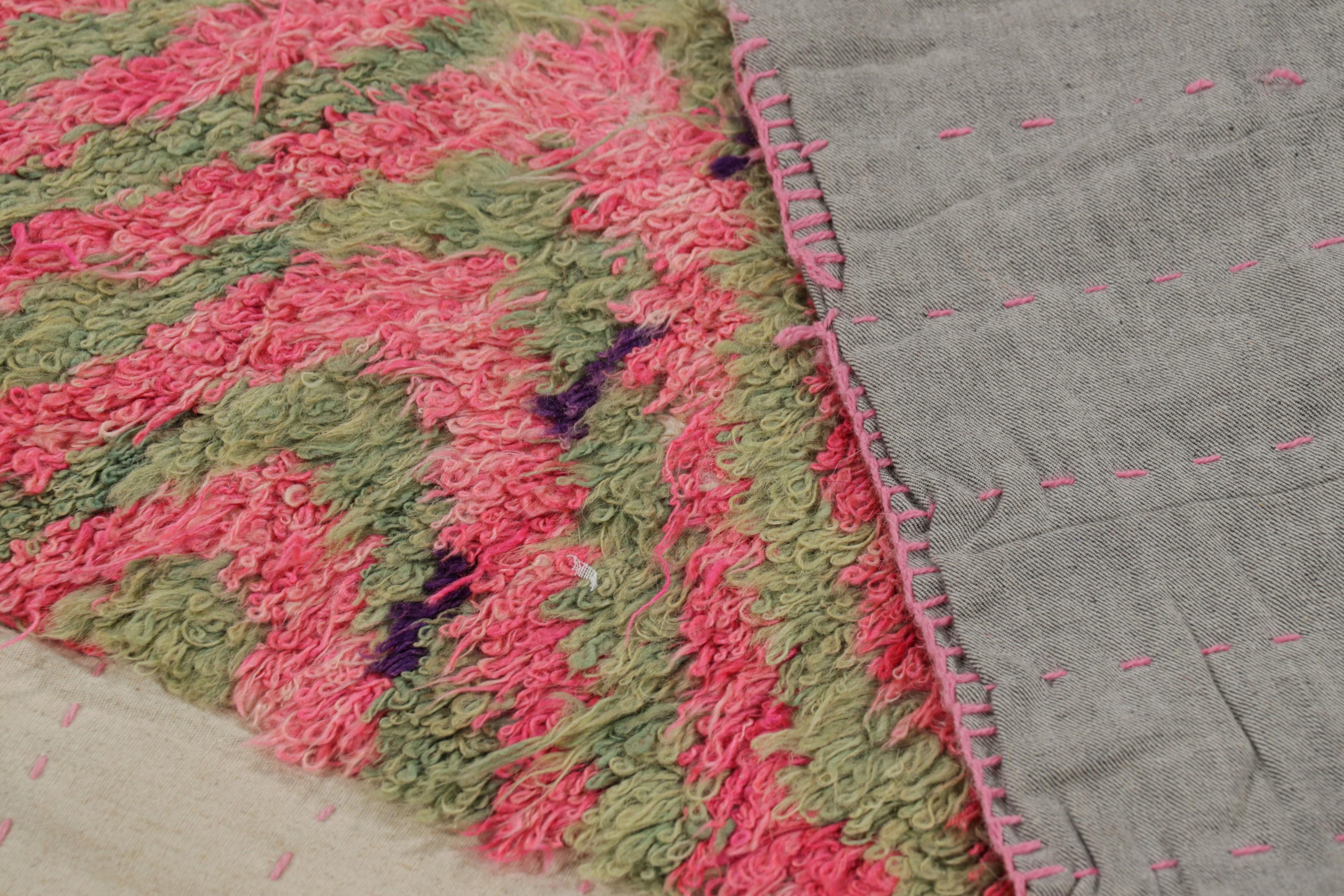 Türkischer Vintage-Teppich mit grünen und rosa geometrischen Mustern  Rug & Kilim (Wolle) im Angebot