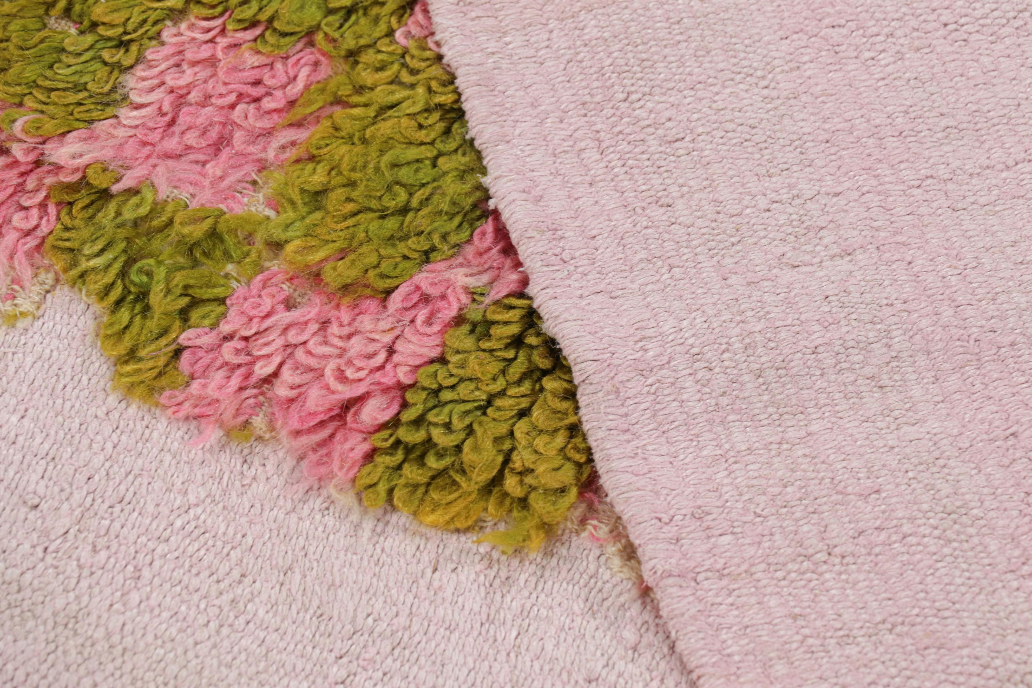 Lana Tappeto turco vintage con motivi geometrici verdi e rosa  Rug & Kilim in vendita