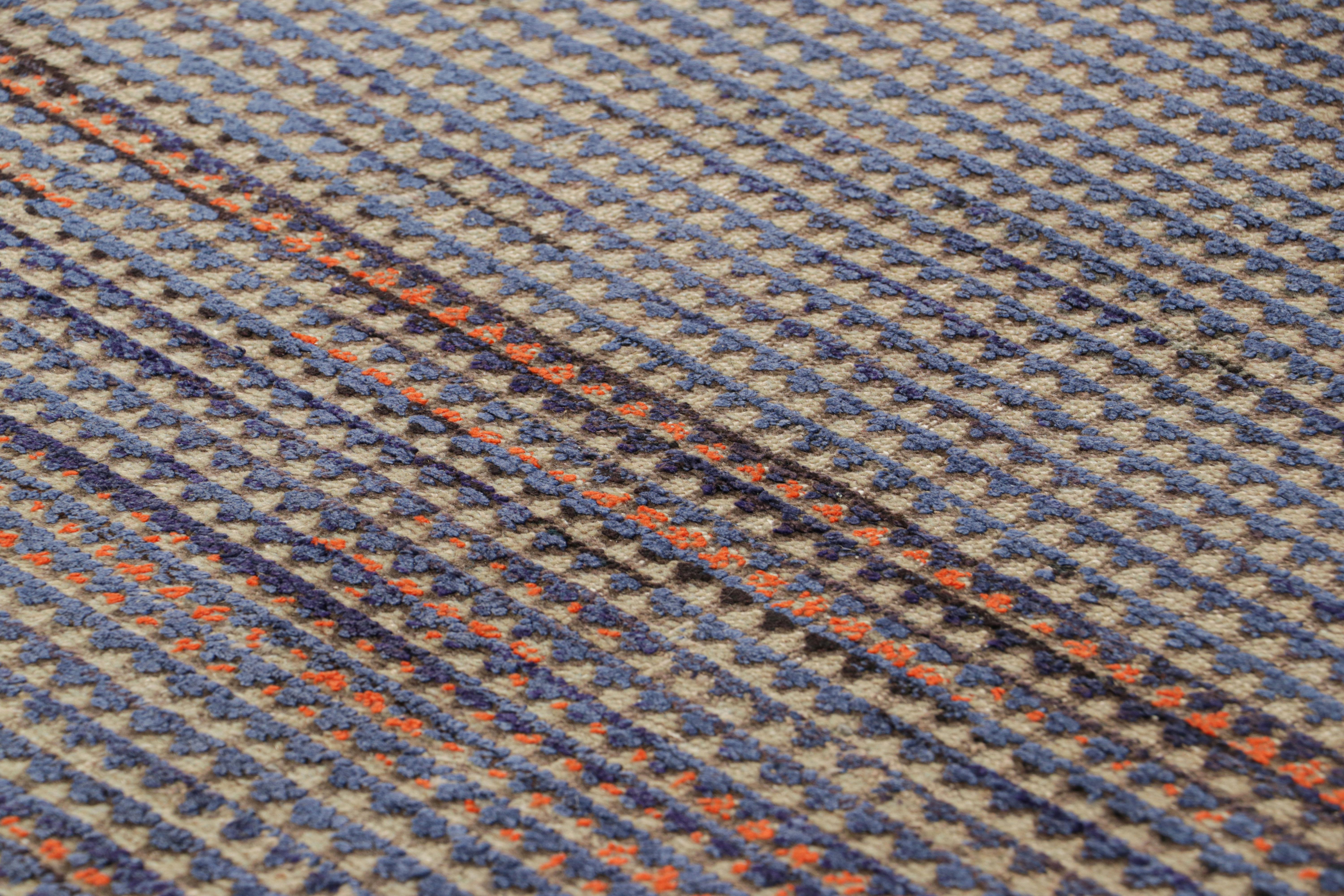 Annodato a mano in lana, questo tappeto turco vintage 4x7, del 1950-1960 circa, con una texture alta e bassa, presenta un medaglione e una tavolozza multicolore. 

Sul design: 

Questo tappeto turco, proveniente da una nuova selezione di pezzi