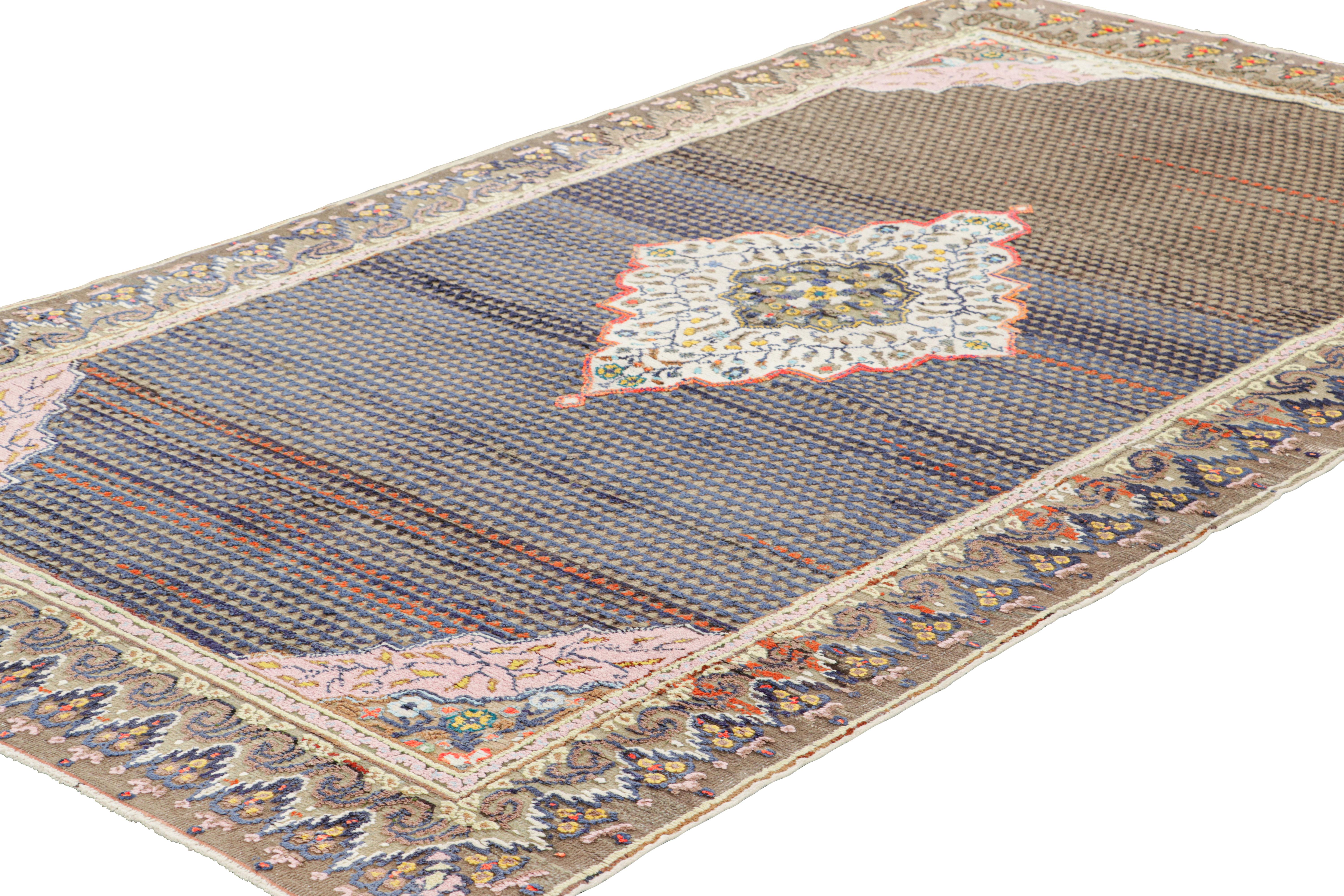Annodato a mano Tappeto turco vintage con medaglione e struttura alta-bassa, da Rug & Kilim in vendita