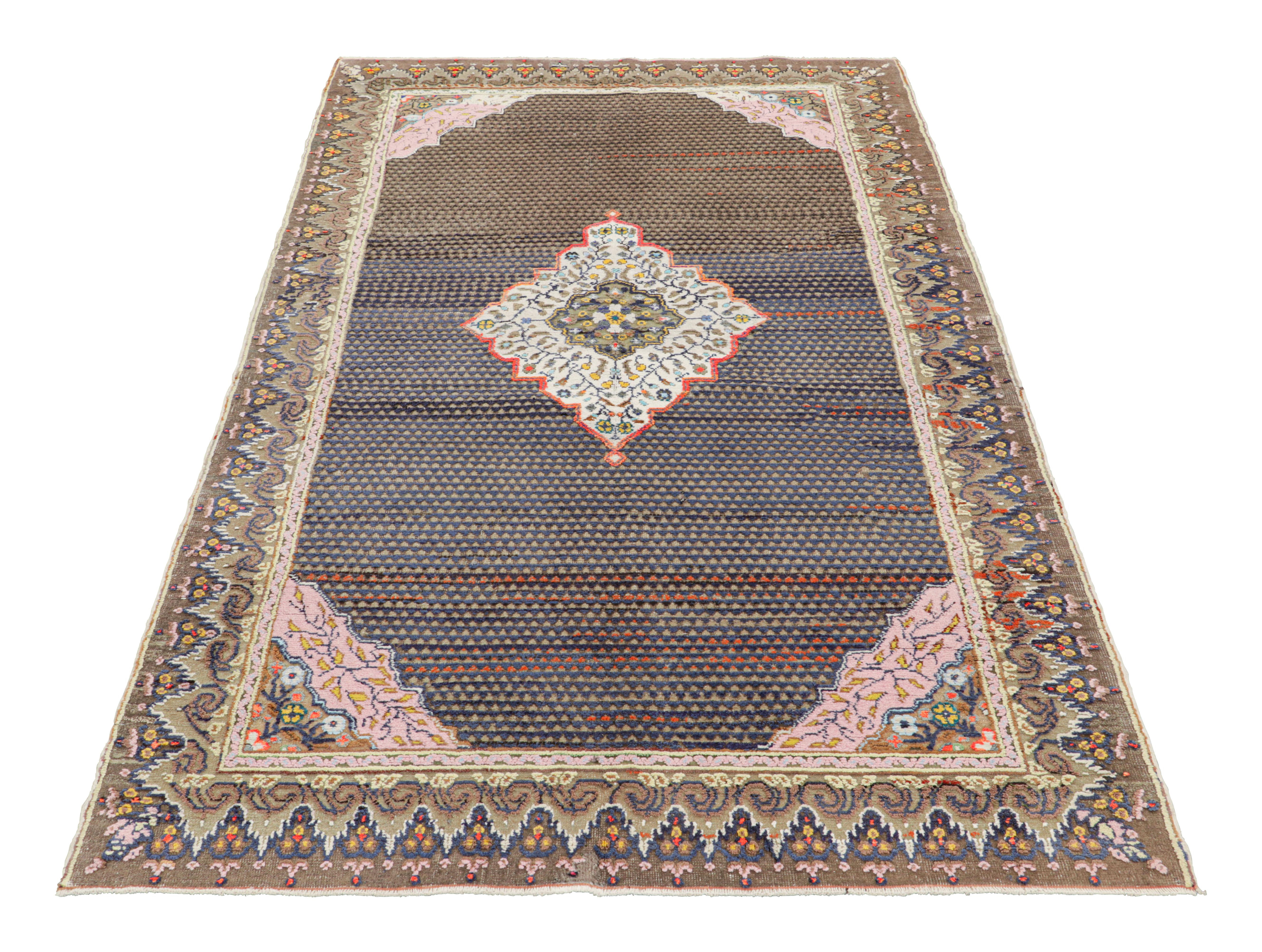Tappeto turco vintage con medaglione e struttura alta-bassa, da Rug & Kilim In condizioni buone in vendita a Long Island City, NY