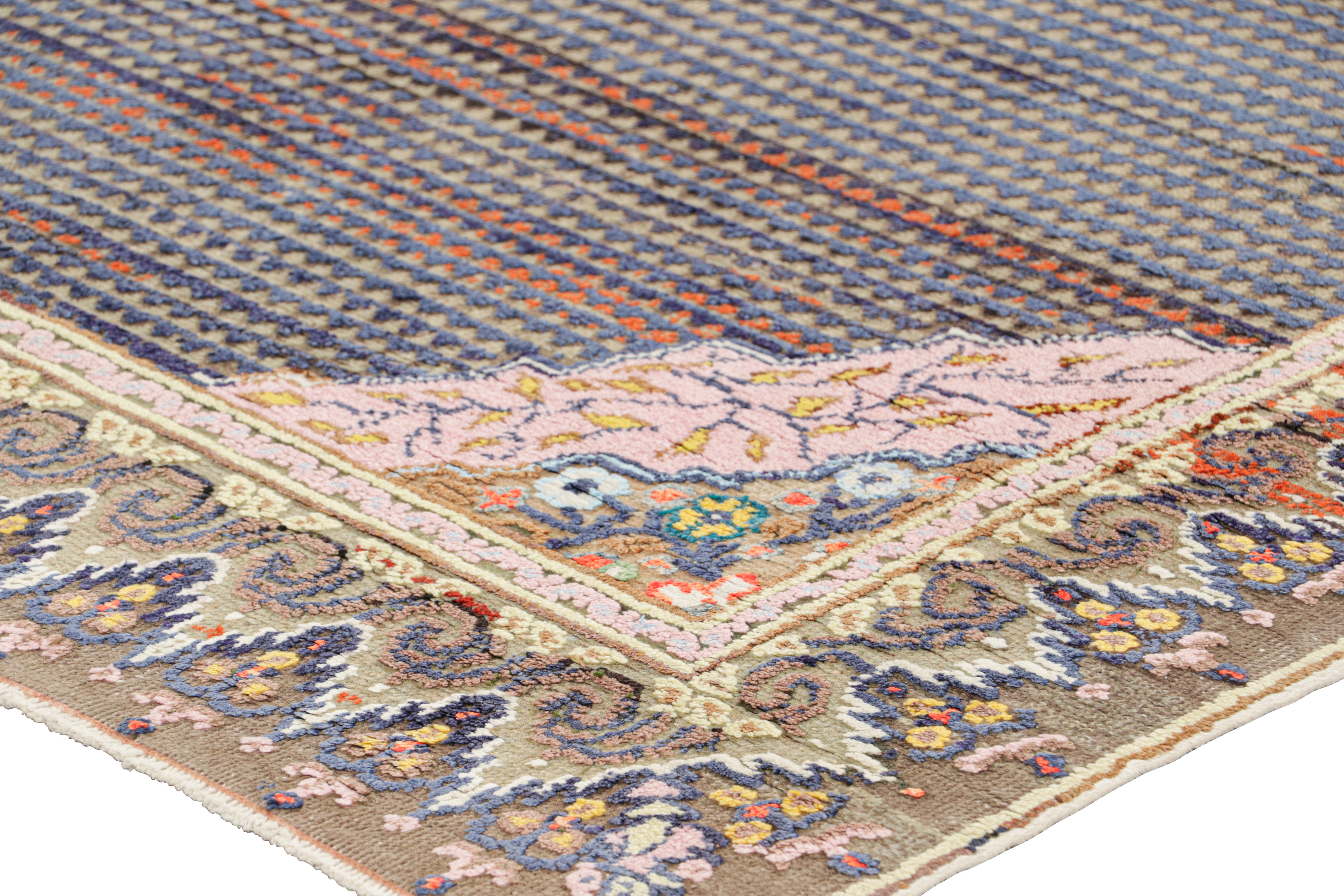 Metà XX secolo Tappeto turco vintage con medaglione e struttura alta-bassa, da Rug & Kilim in vendita