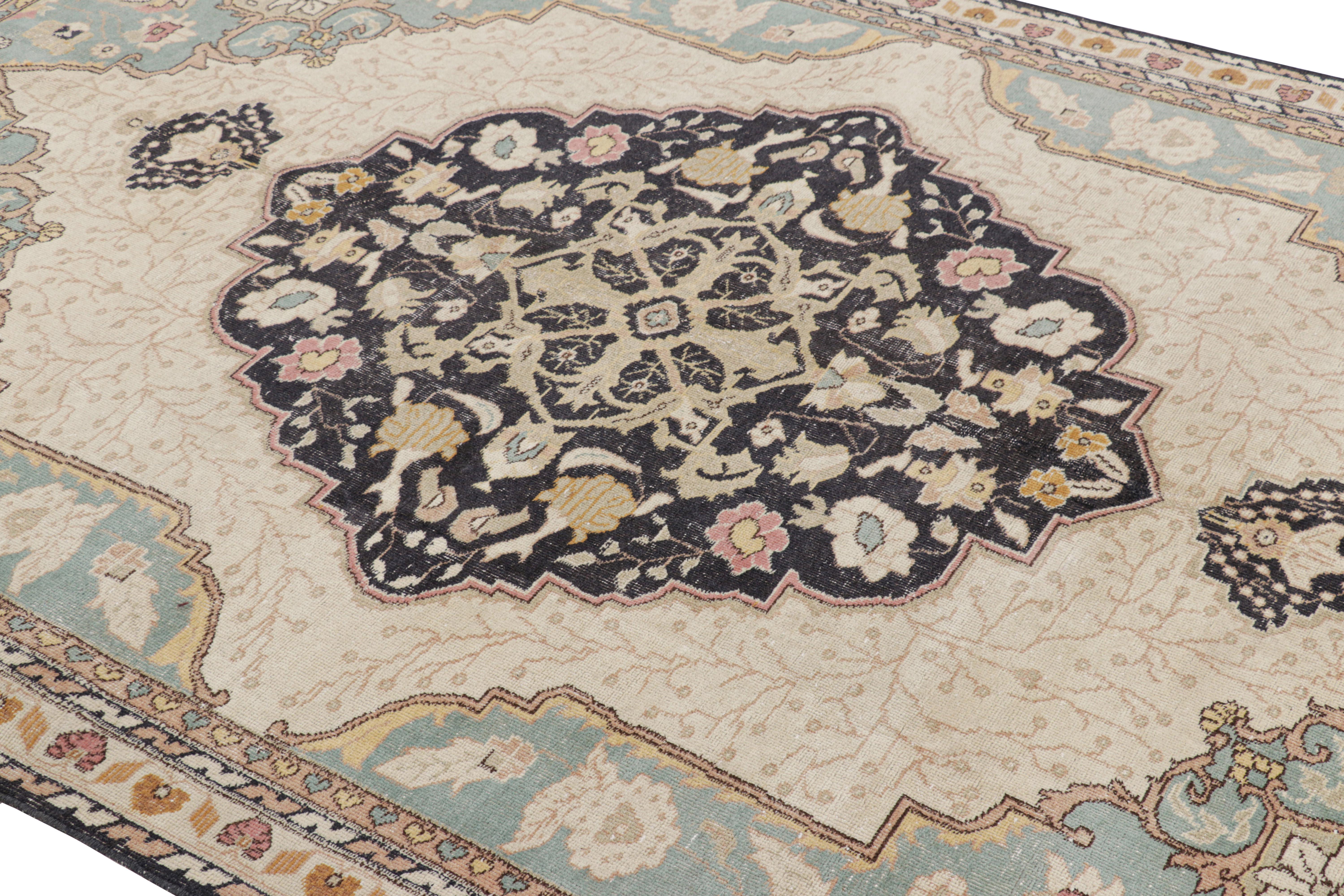 Dieser aus der Türkei stammende, handgeknüpfte Wollteppich im Format 7x10 (ca. 1950-1960) ist ein ganz besonderes Stück mit einem leichten und erfrischenden klassischen Design aus der Mitte des Jahrhunderts. 

Über das Design:

Bewunderer des