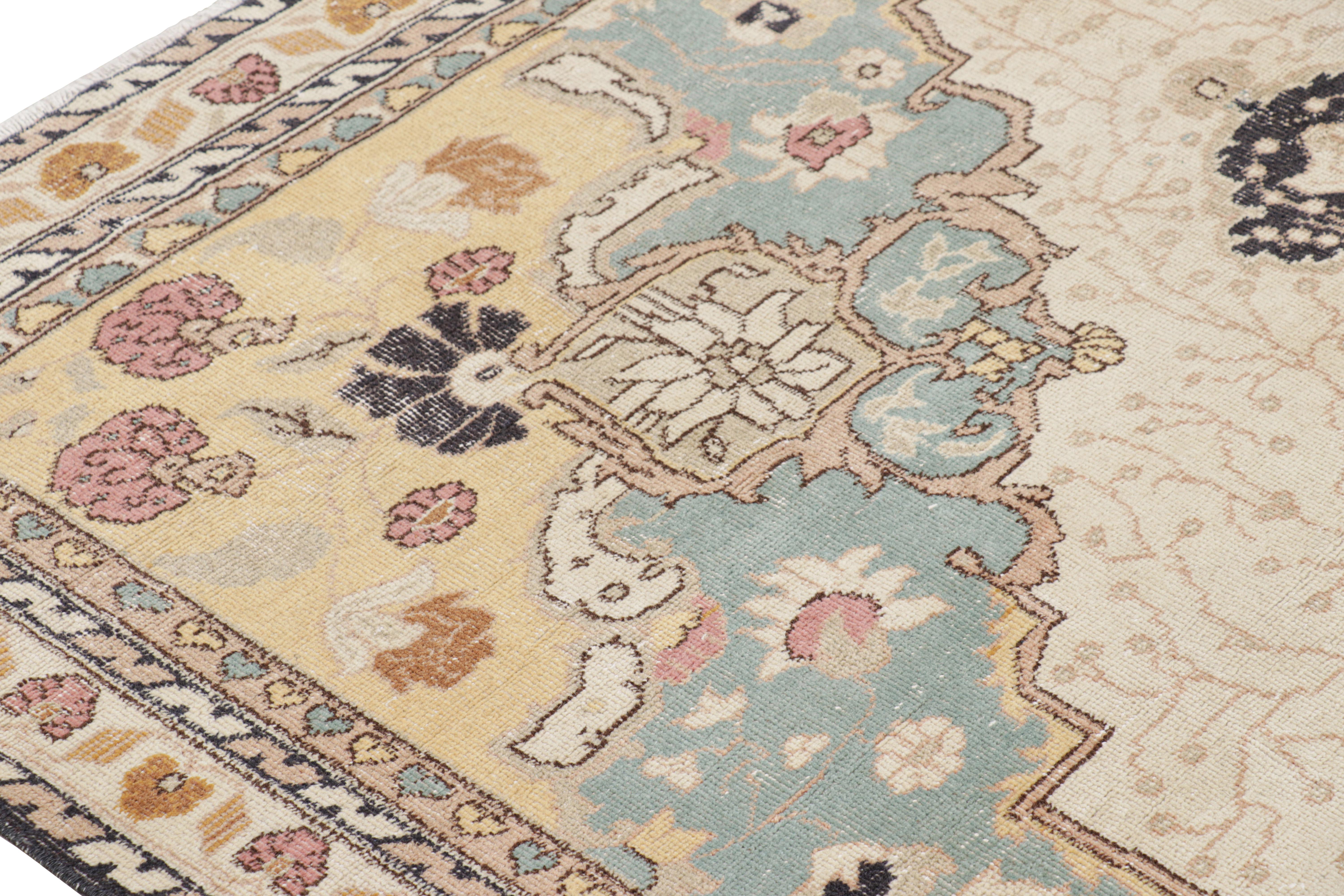 Türkischer Vintage-Teppich mit polychromem Blumenmedaillon, von Rug & Kilim (Handgeknüpft) im Angebot