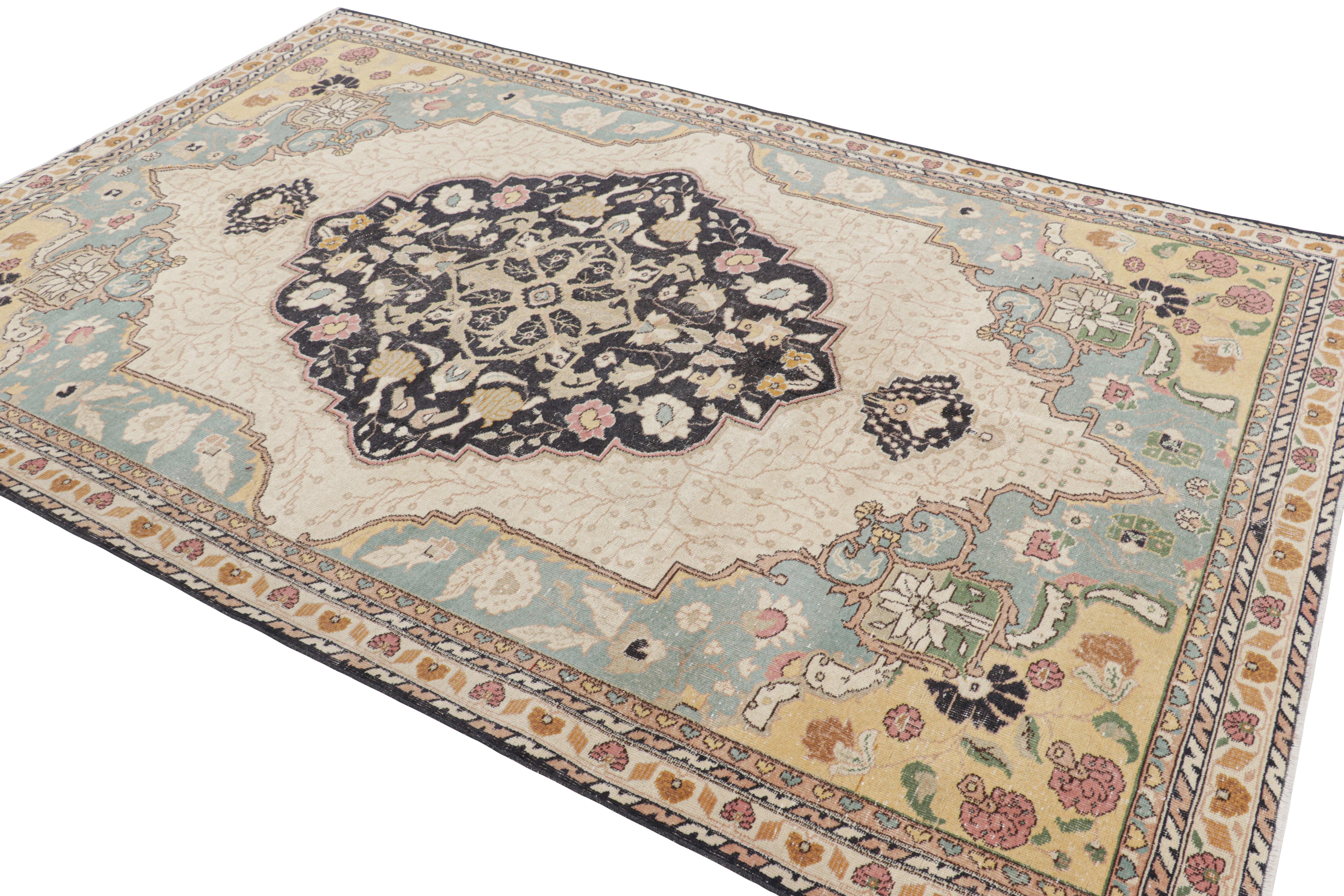 Türkischer Vintage-Teppich mit polychromem Blumenmedaillon, von Rug & Kilim im Zustand „Gut“ im Angebot in Long Island City, NY