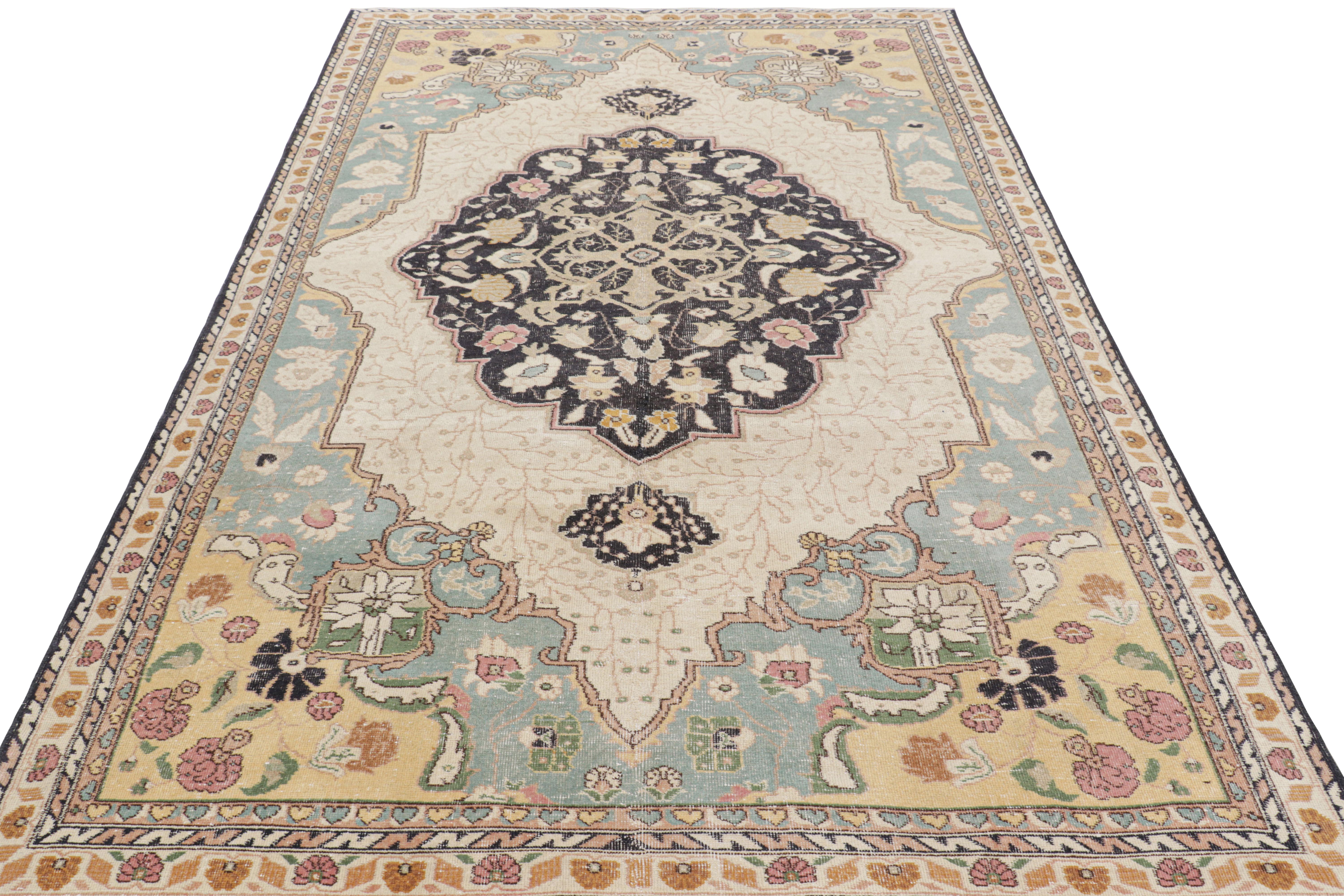 Türkischer Vintage-Teppich mit polychromem Blumenmedaillon, von Rug & Kilim (Mitte des 20. Jahrhunderts) im Angebot