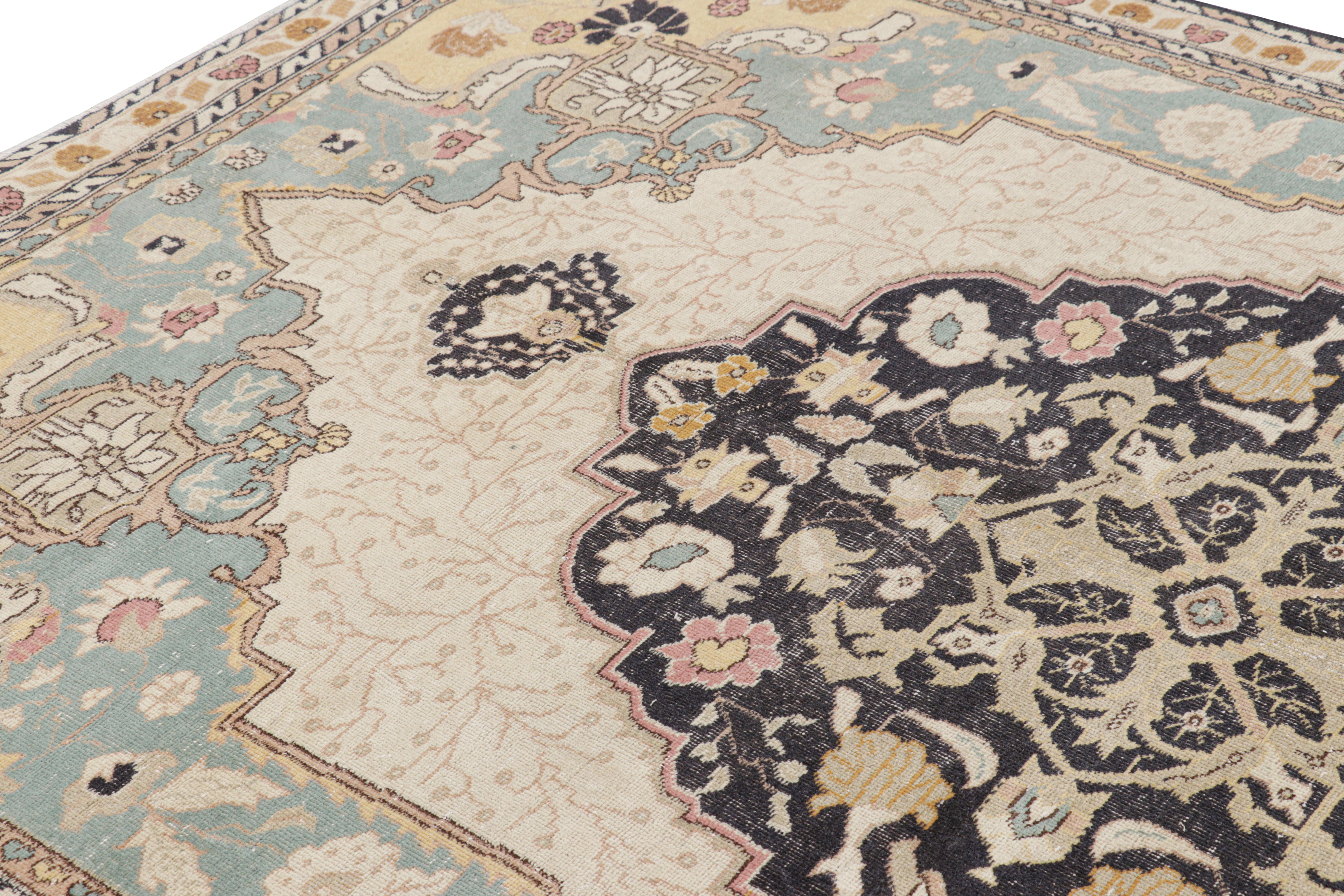 Türkischer Vintage-Teppich mit polychromem Blumenmedaillon, von Rug & Kilim (Wolle) im Angebot