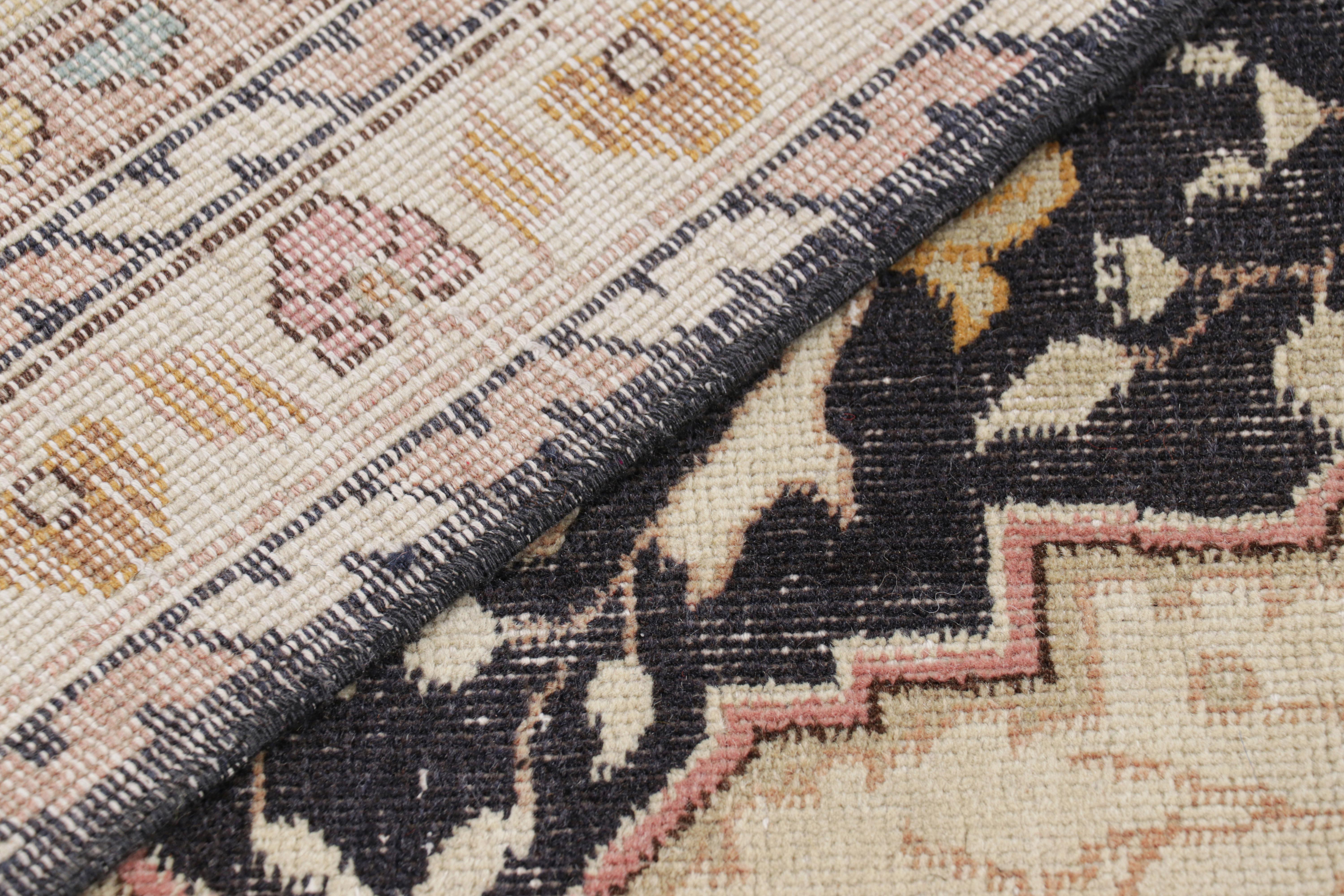 Türkischer Vintage-Teppich mit polychromem Blumenmedaillon, von Rug & Kilim im Angebot 1